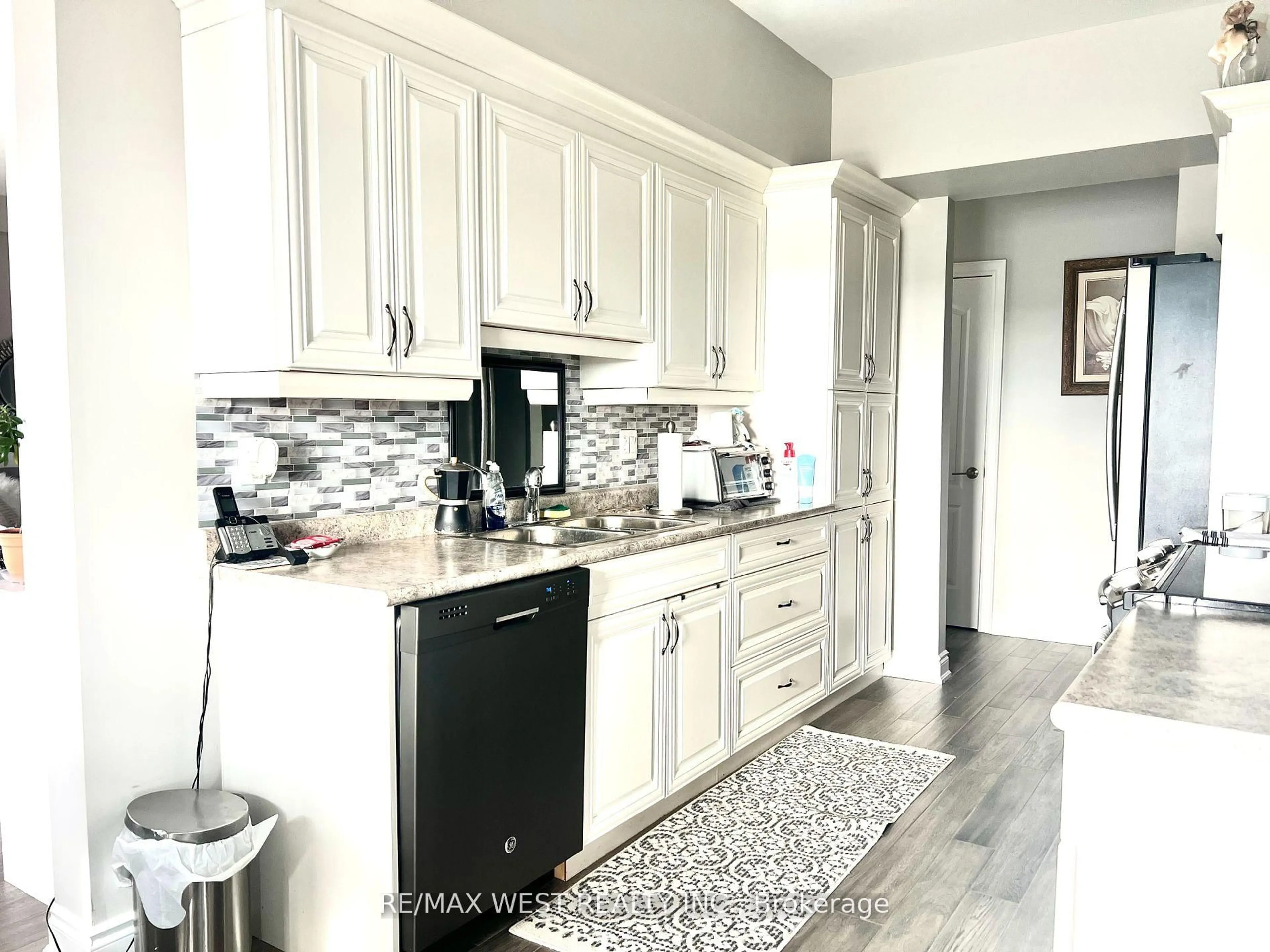 Open concept kitchen, ceramic/tile floor for 720 Yonge St #402, Barrie Ontario L9J 0G9