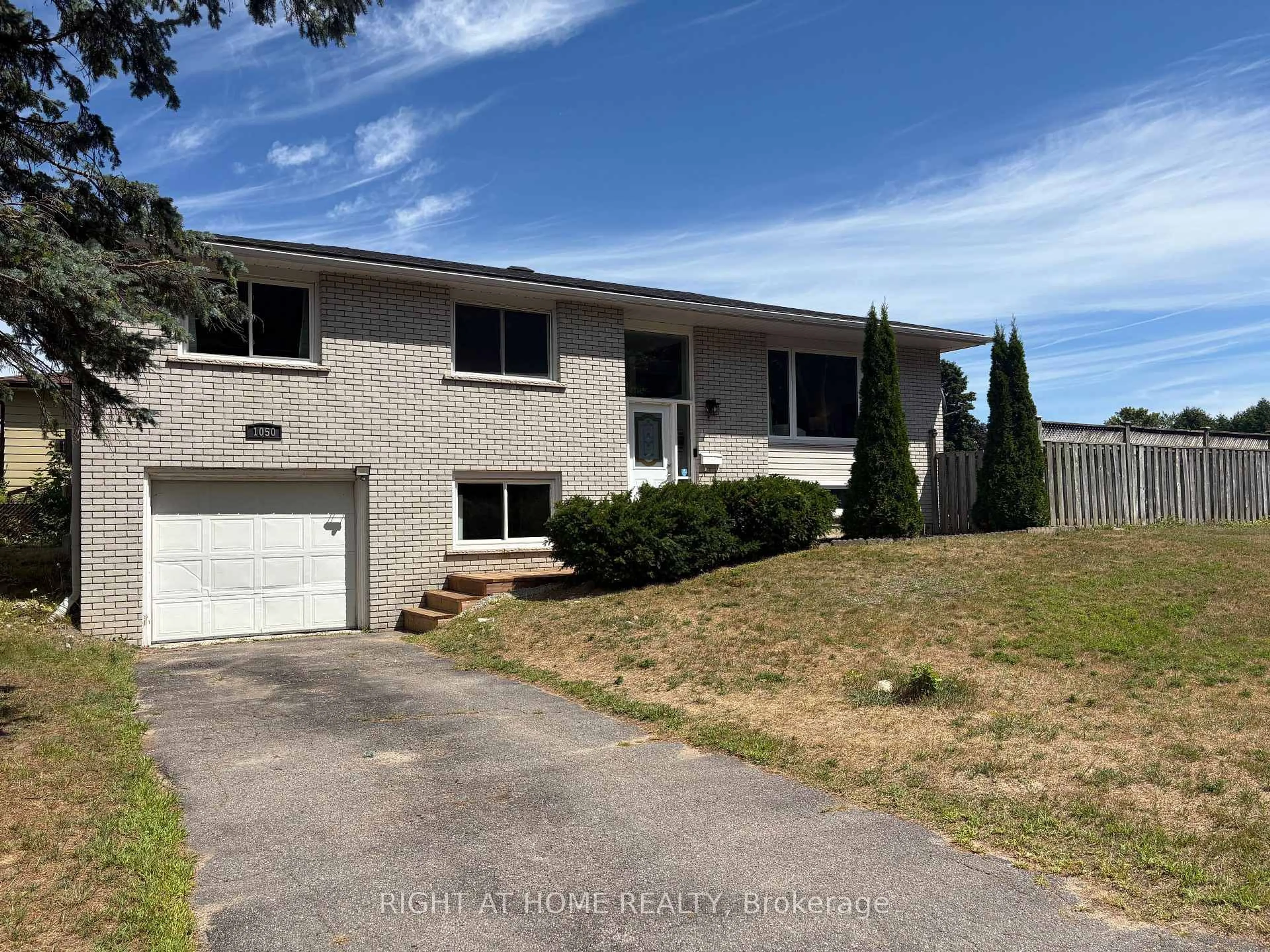 A pic from outside/outdoor area/front of a property/back of a property/a pic from drone, street for 1050 Glen Mhor Cres, Midland Ontario L4R 4P6