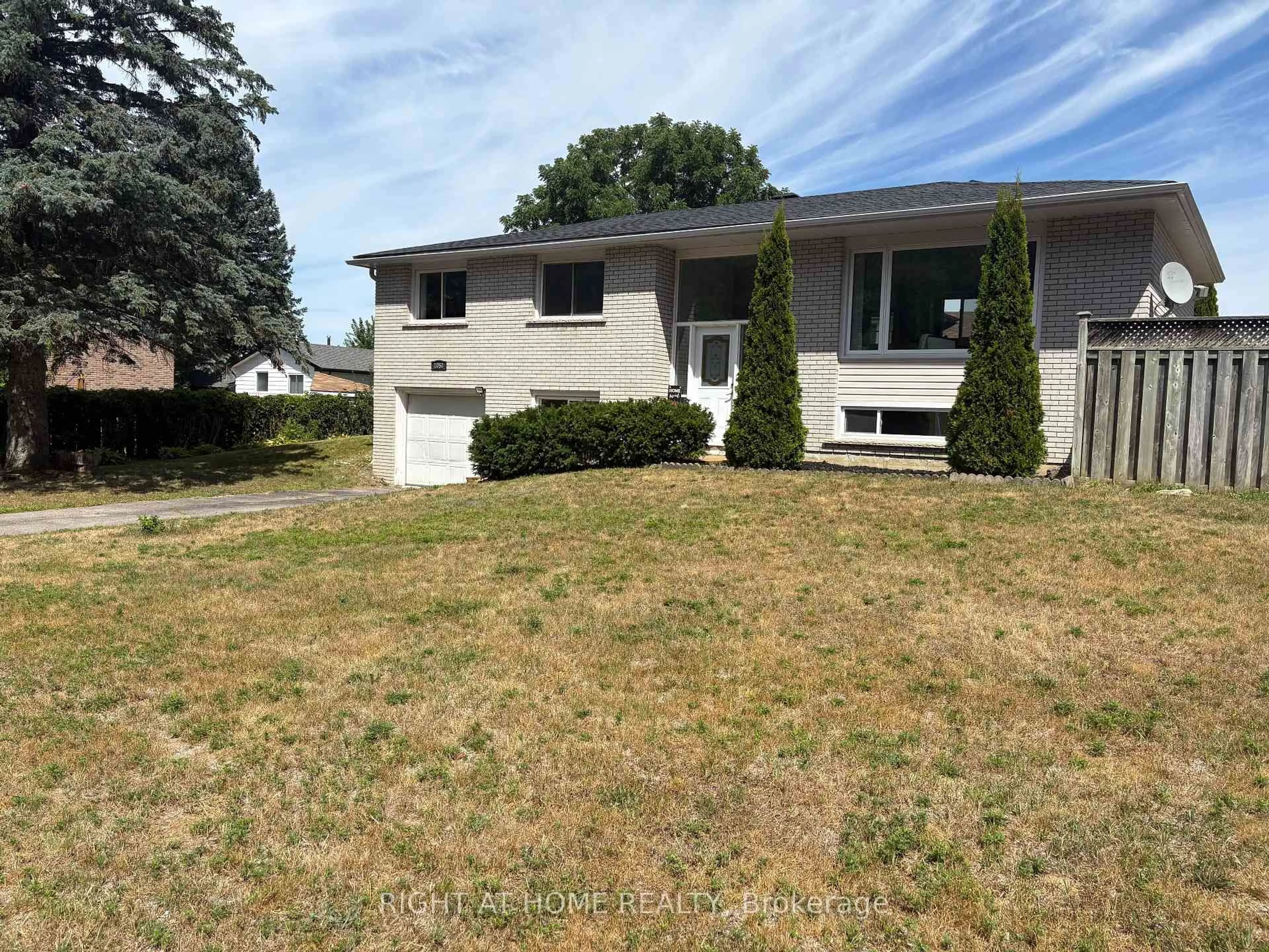 Home with vinyl exterior material, street for 1050 Glen Mhor Cres, Midland Ontario L4R 4P6
