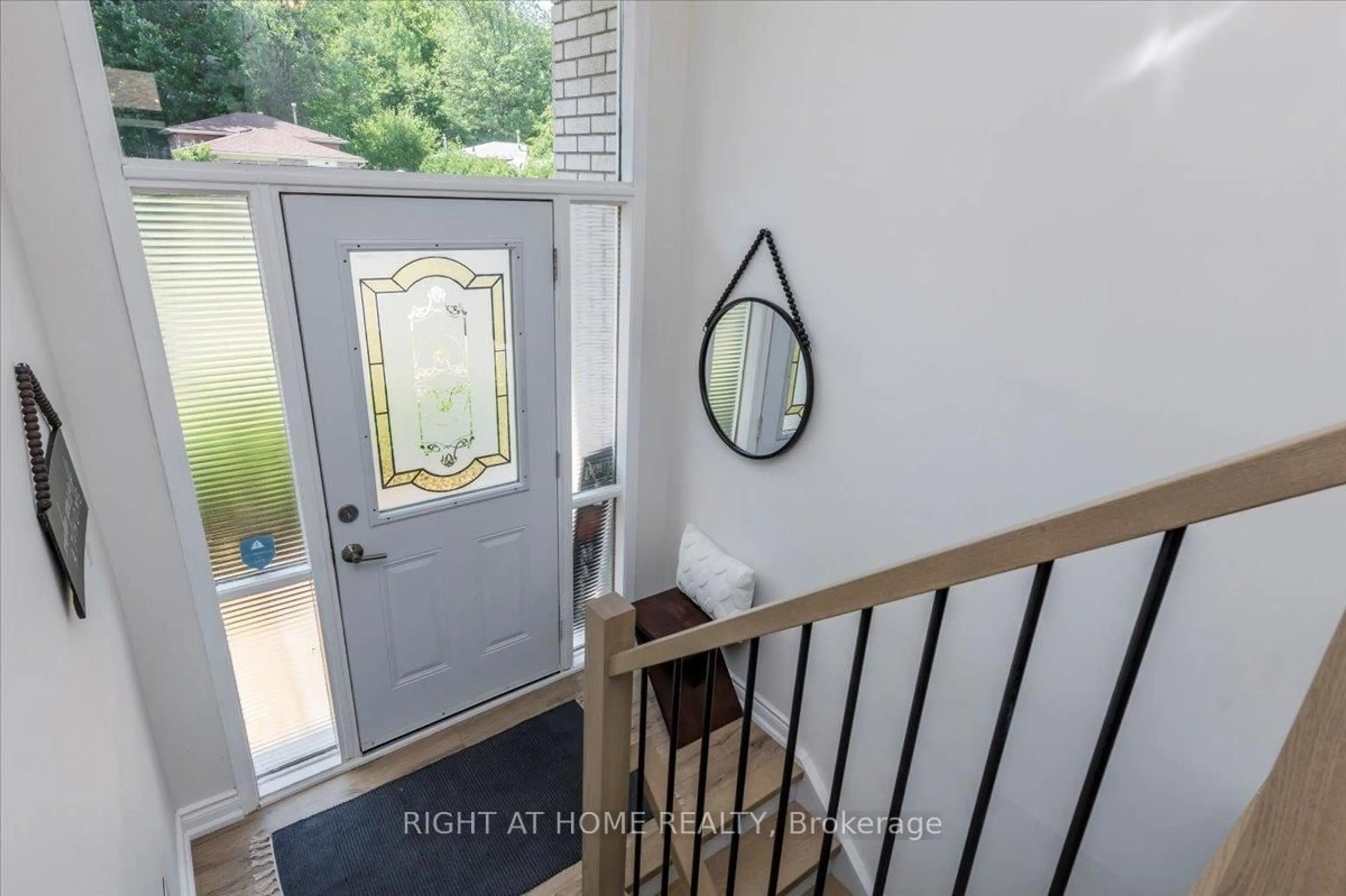 Indoor entryway for 1050 Glen Mhor Cres, Midland Ontario L4R 4P6