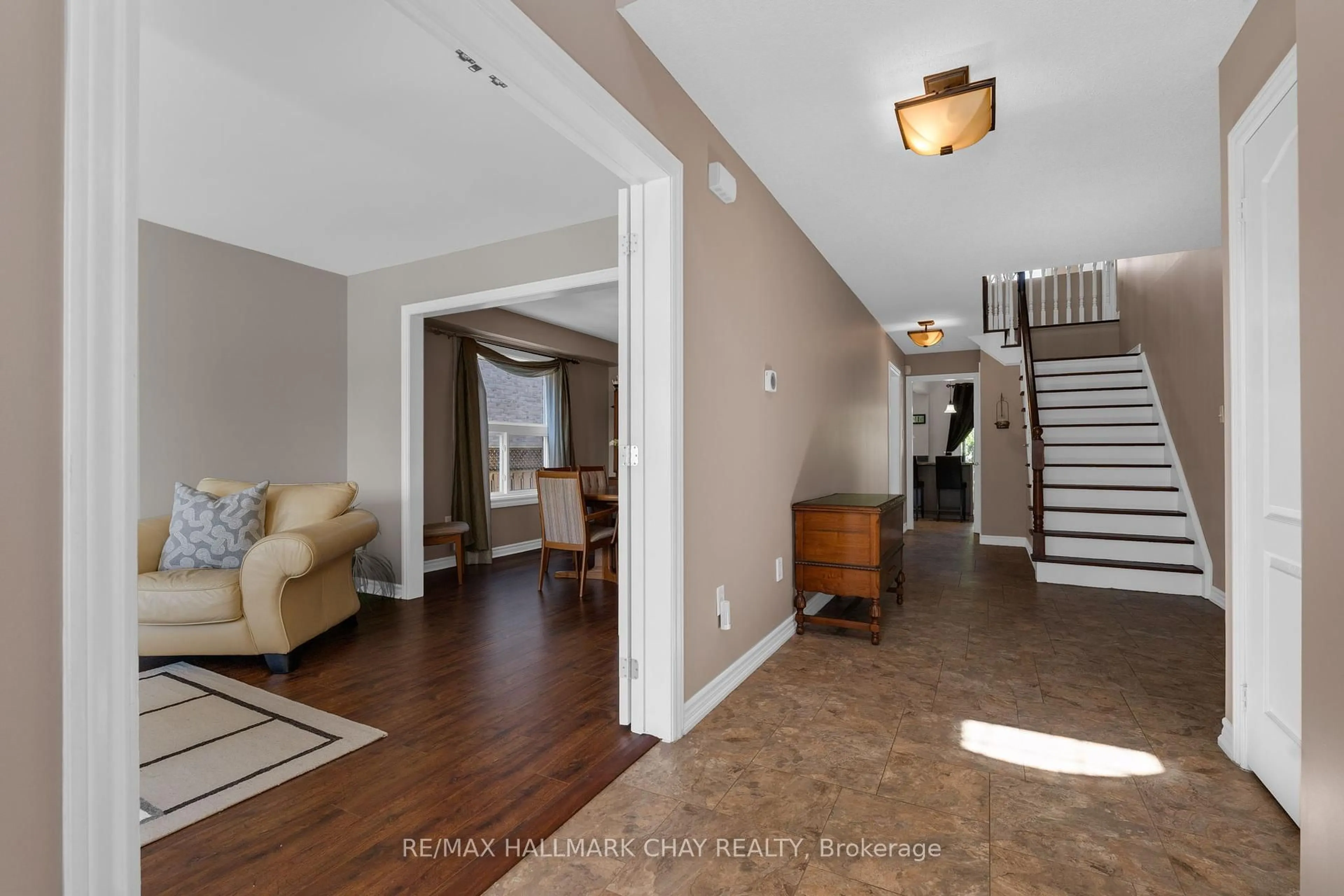 Indoor entryway for 3 Meyer Ave, Barrie Ontario L4M 6X2