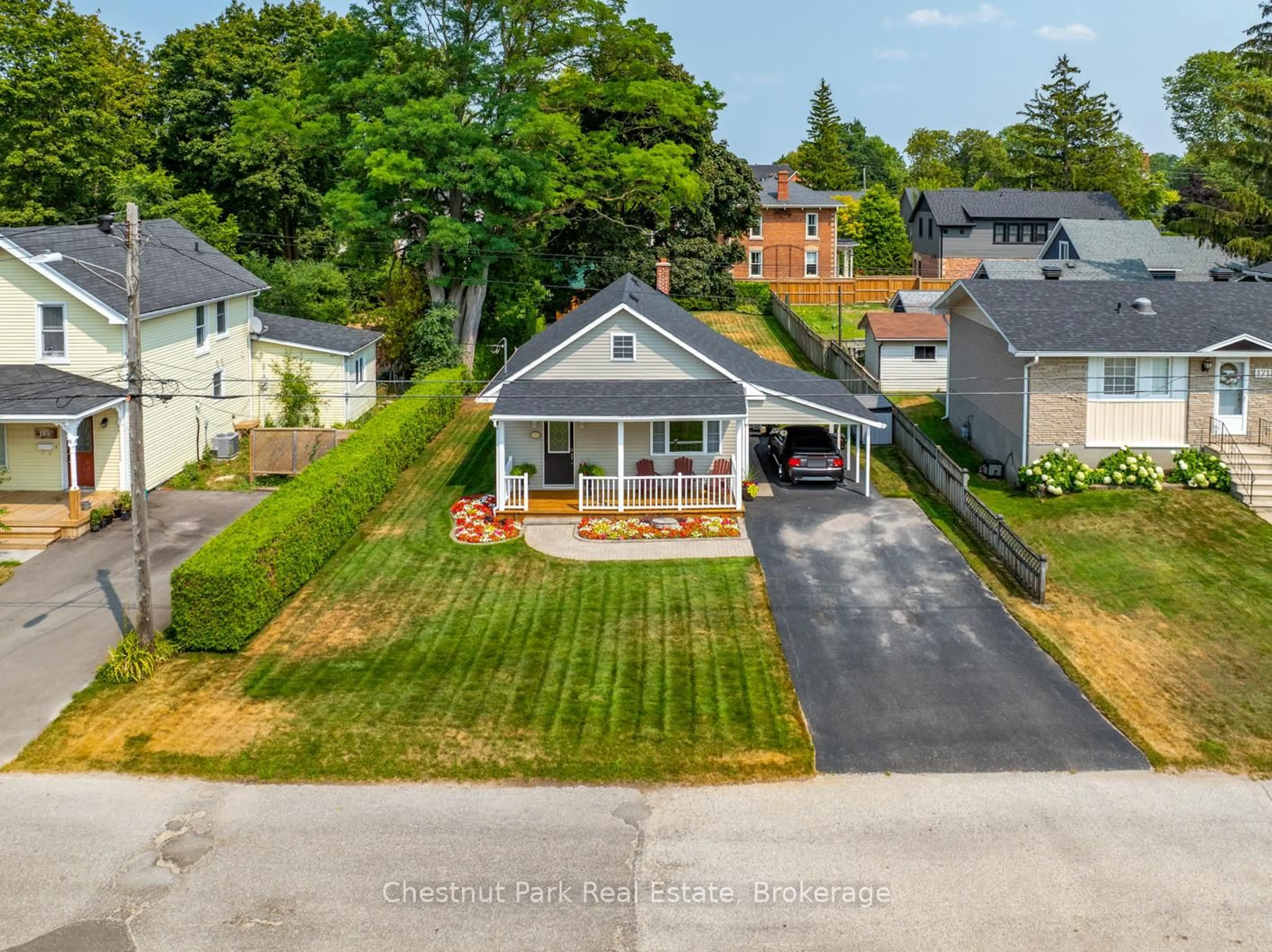 A pic from outside/outdoor area/front of a property/back of a property/a pic from drone, street for 169 Walnut St, Collingwood Ontario L9Y 3C4