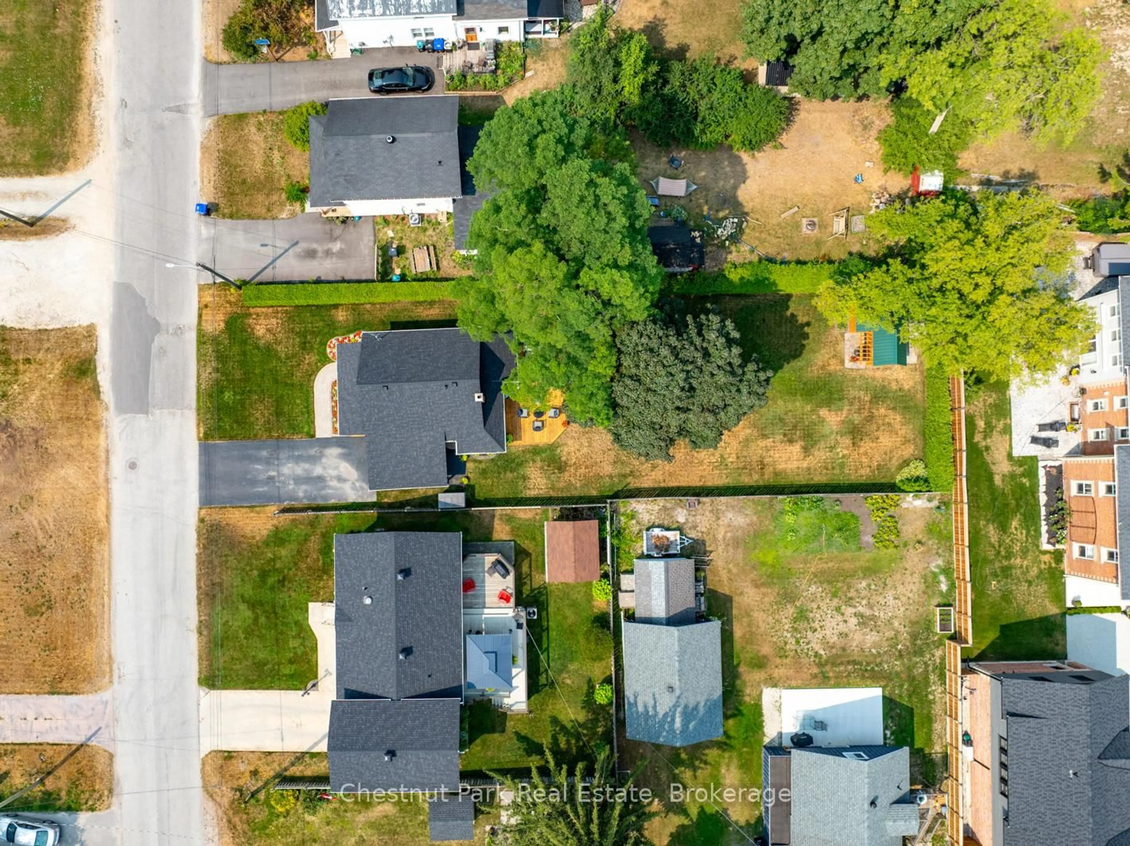 A pic from outside/outdoor area/front of a property/back of a property/a pic from drone, street for 169 Walnut St, Collingwood Ontario L9Y 3C4