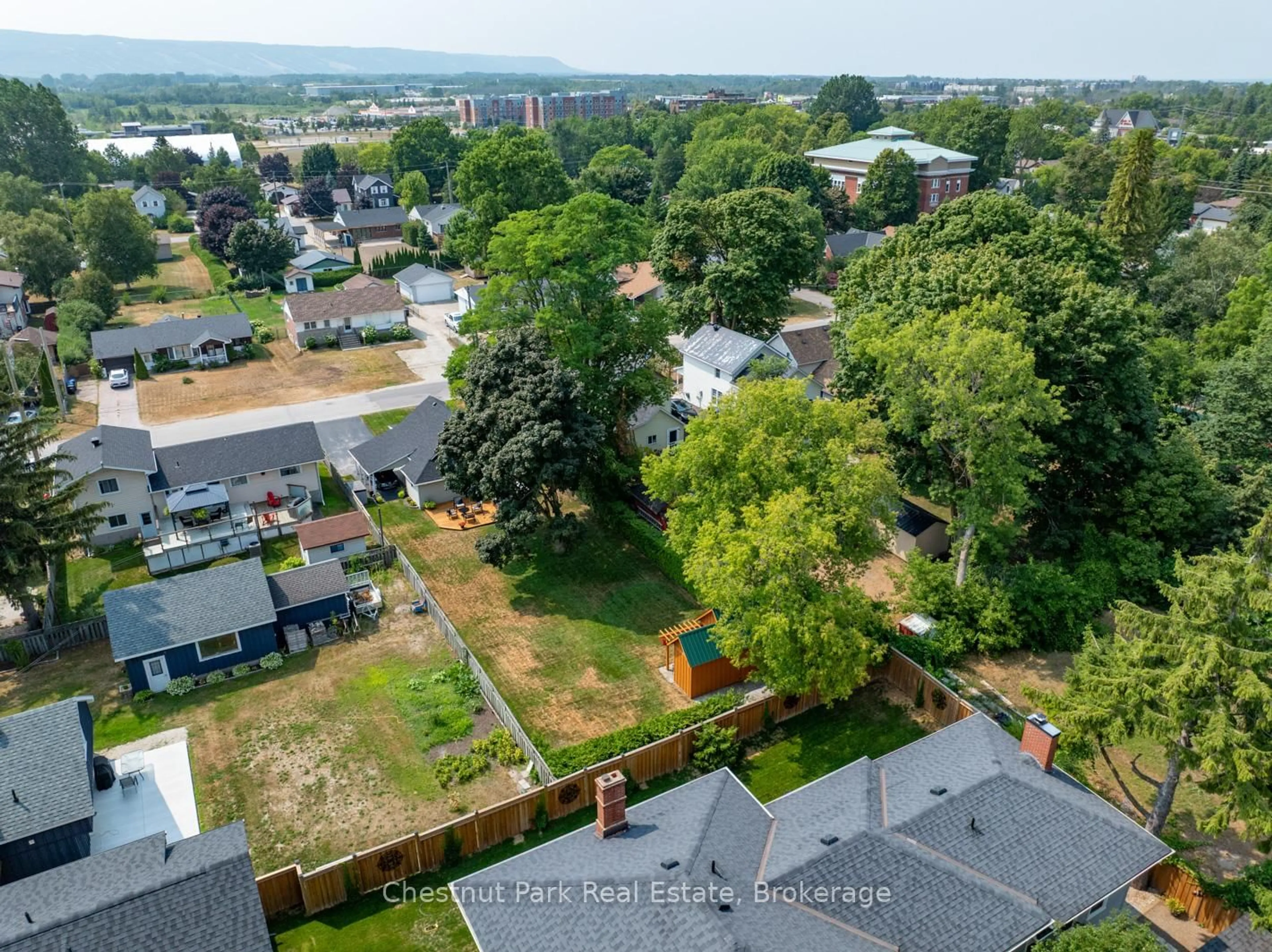 A pic from outside/outdoor area/front of a property/back of a property/a pic from drone, unknown for 169 Walnut St, Collingwood Ontario L9Y 3C4
