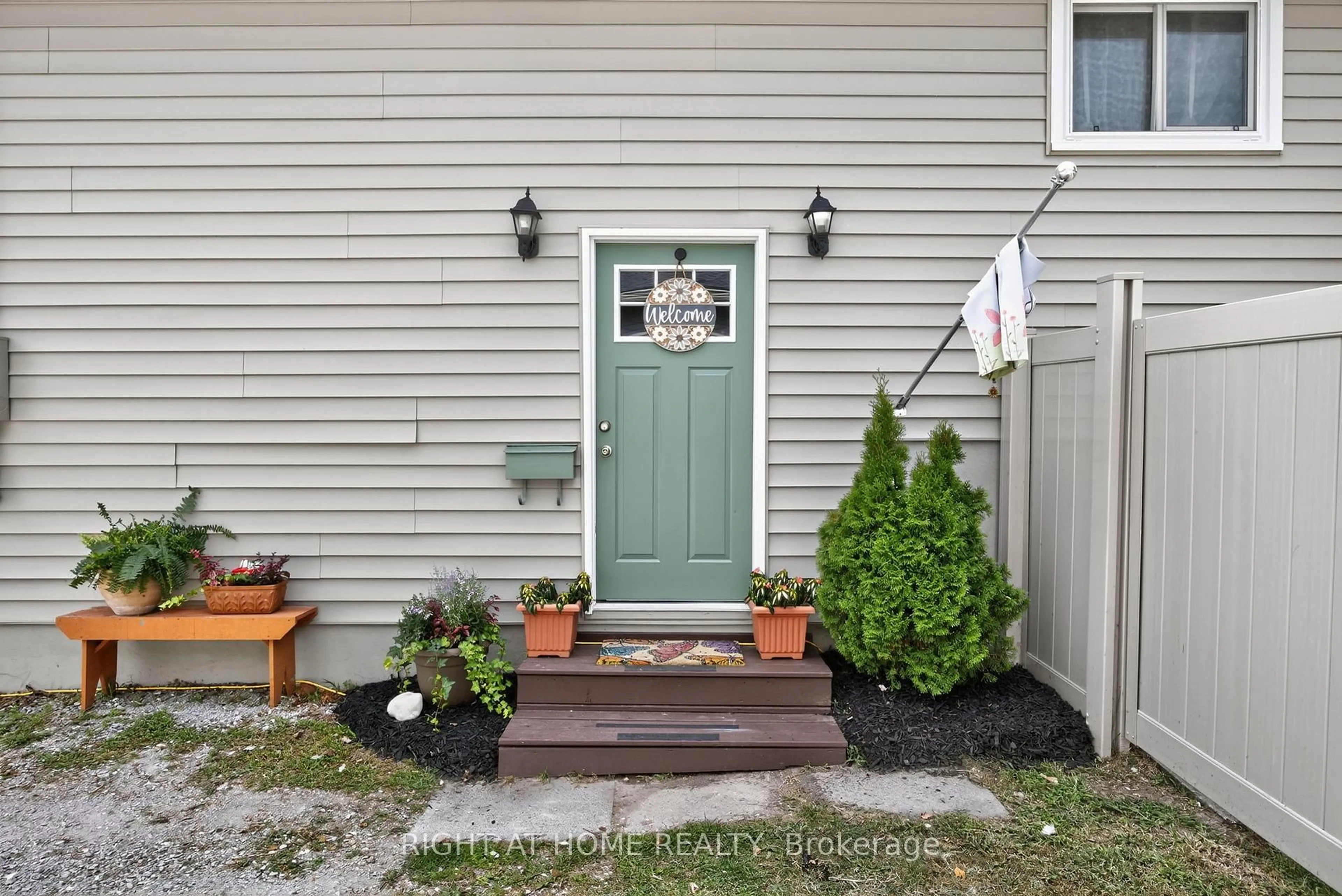 Indoor entryway for 112 Borland St, Orillia Ontario L3V 2B7