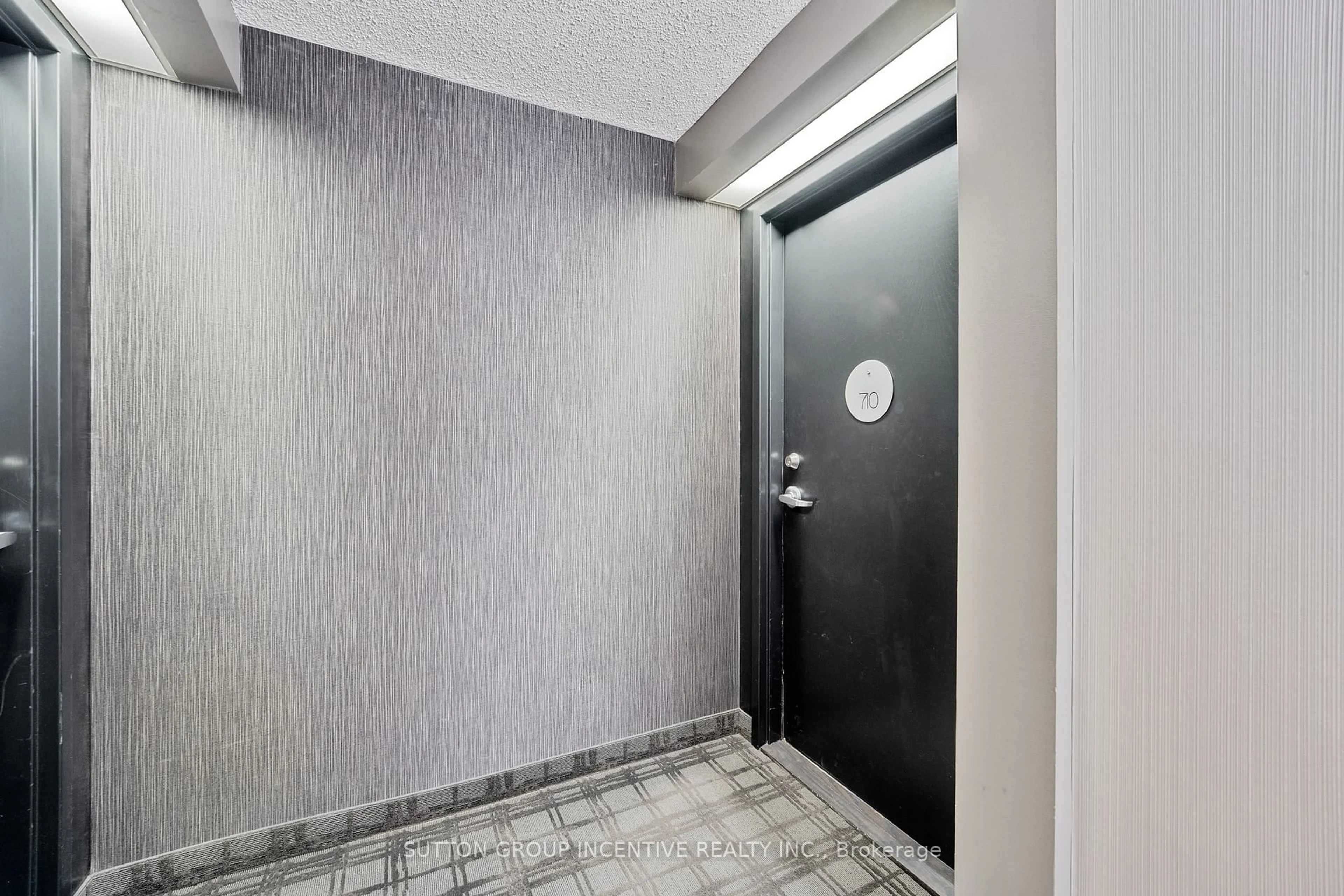 Indoor foyer for 75 Ellen St #710, Barrie Ontario L4N 7R6