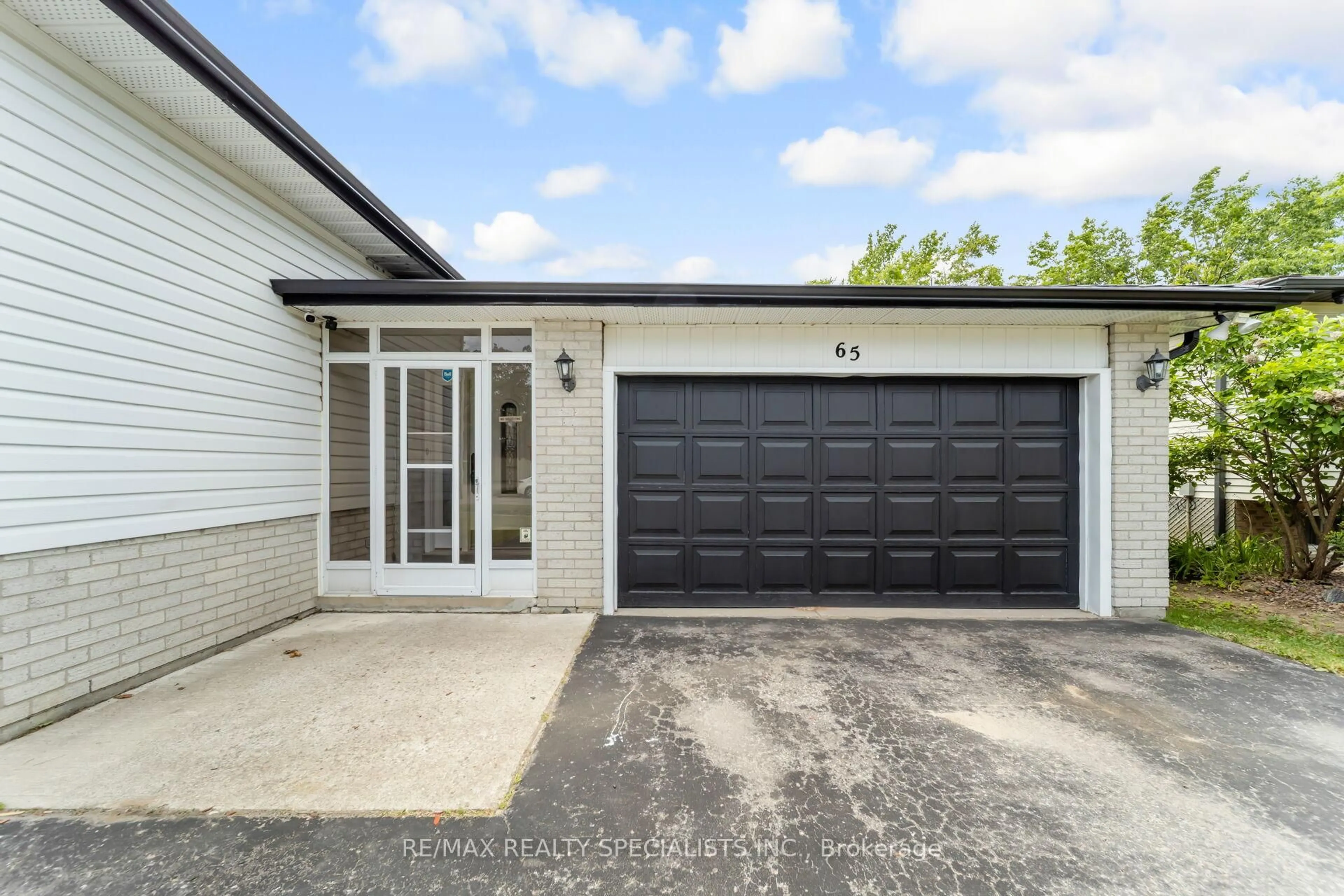 Indoor garage for 65 Bronte Cres, Barrie Ontario L4N 5B8
