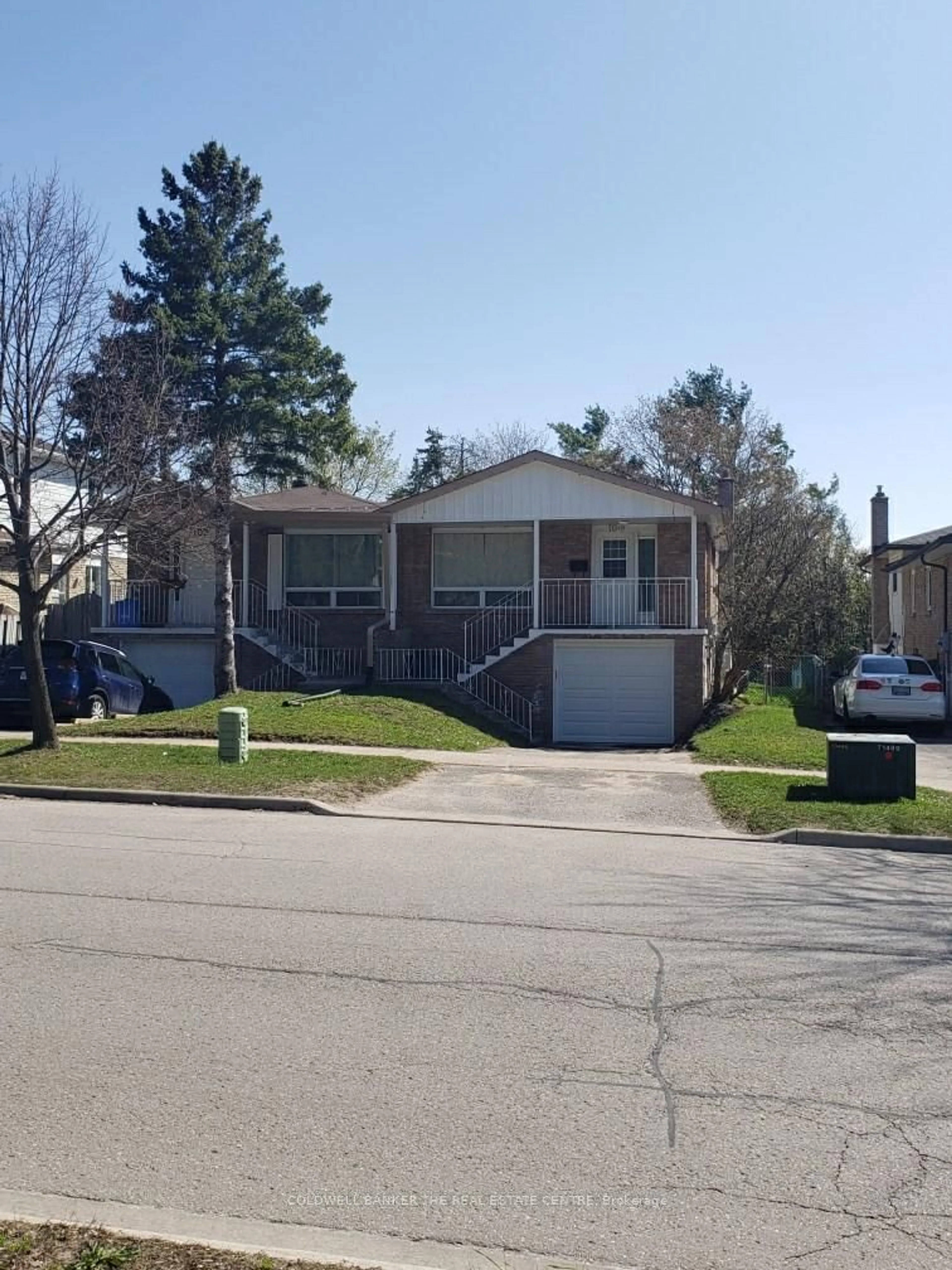 Home with vinyl exterior material, street for 104 Kozlov St, Barrie Ontario L4N 4P9