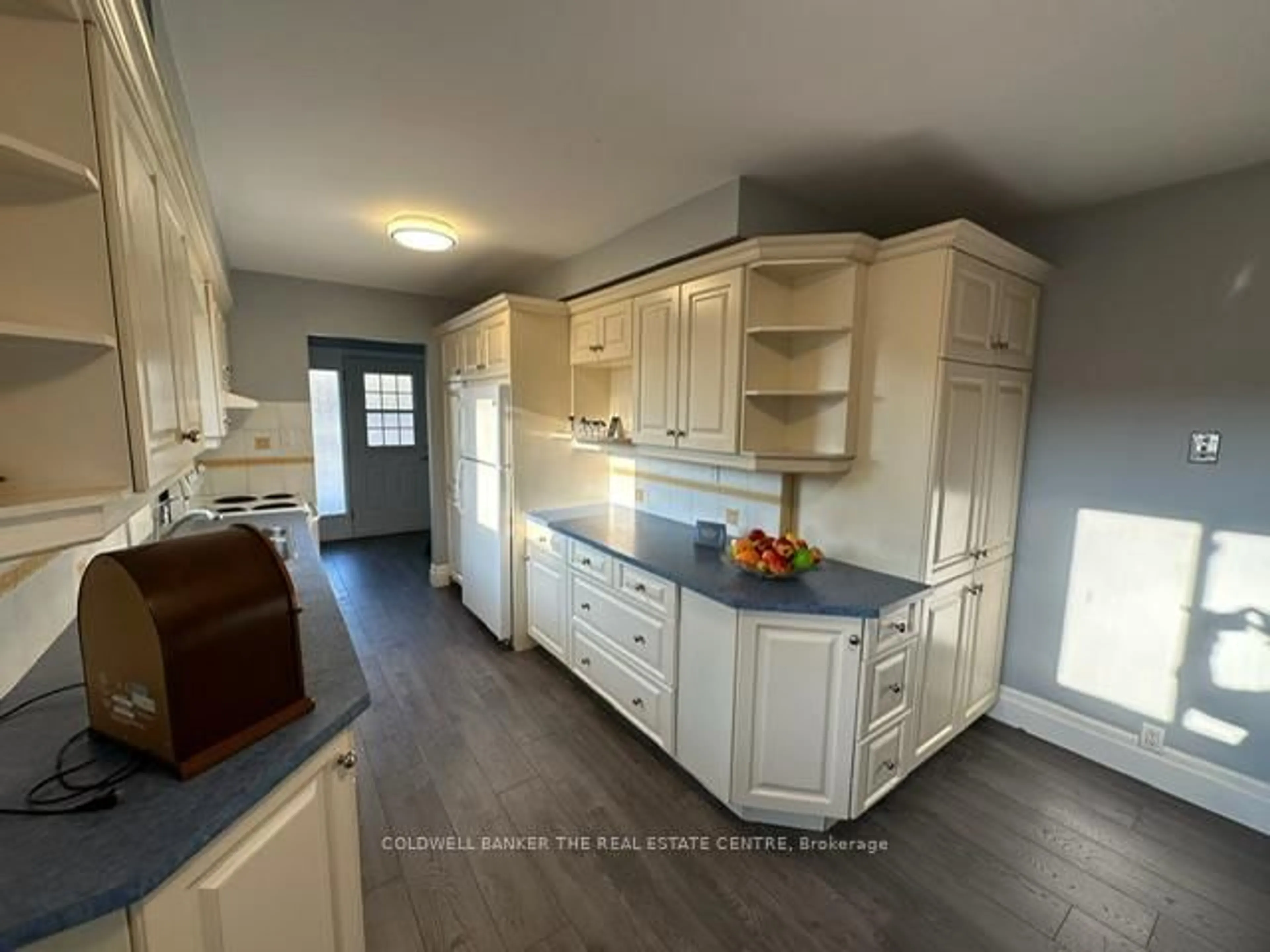 Open concept kitchen, unknown for 104 Kozlov St, Barrie Ontario L4N 4P9