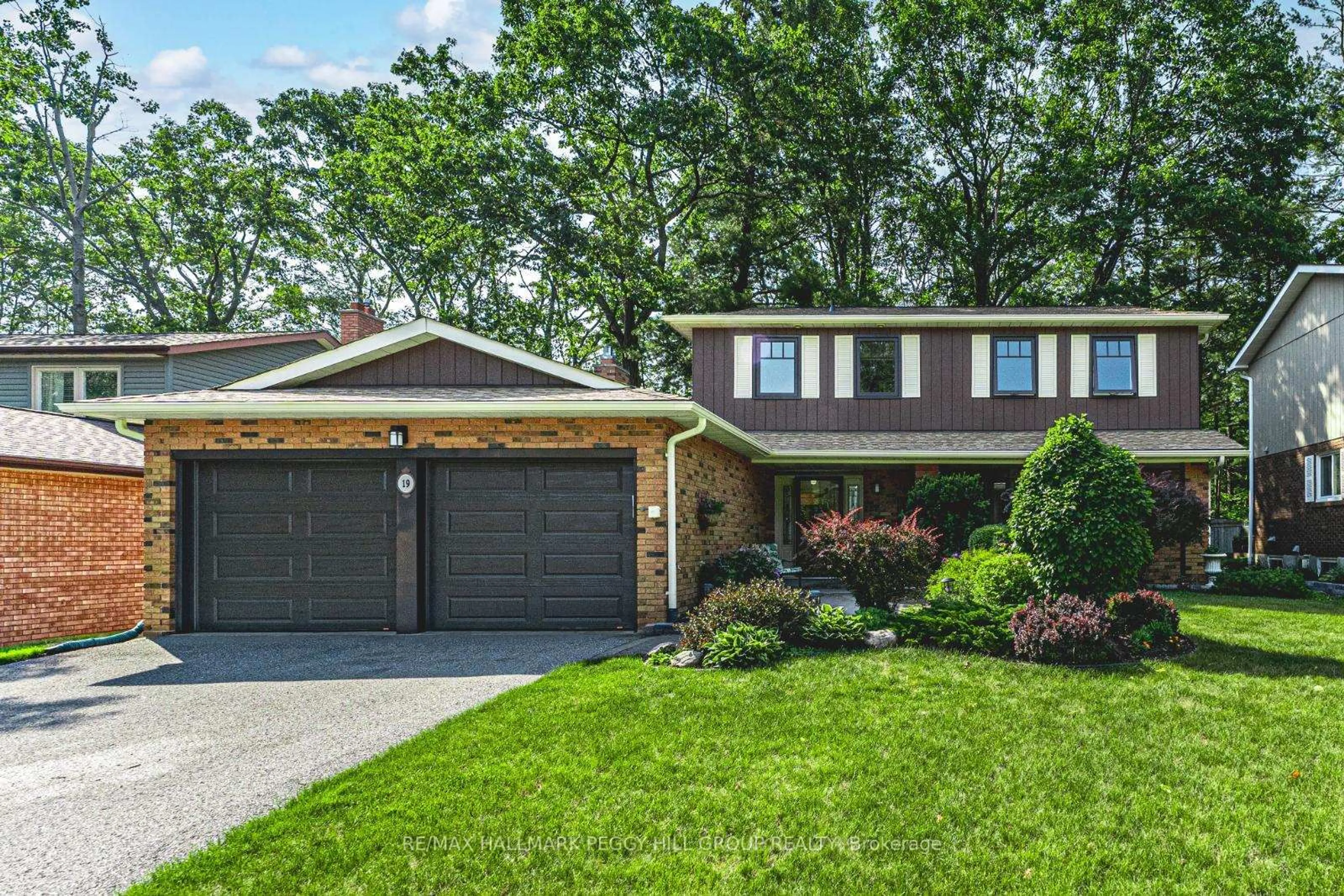 Home with brick exterior material, street for 19 Oakridge Dr, Barrie Ontario L4N 5N6
