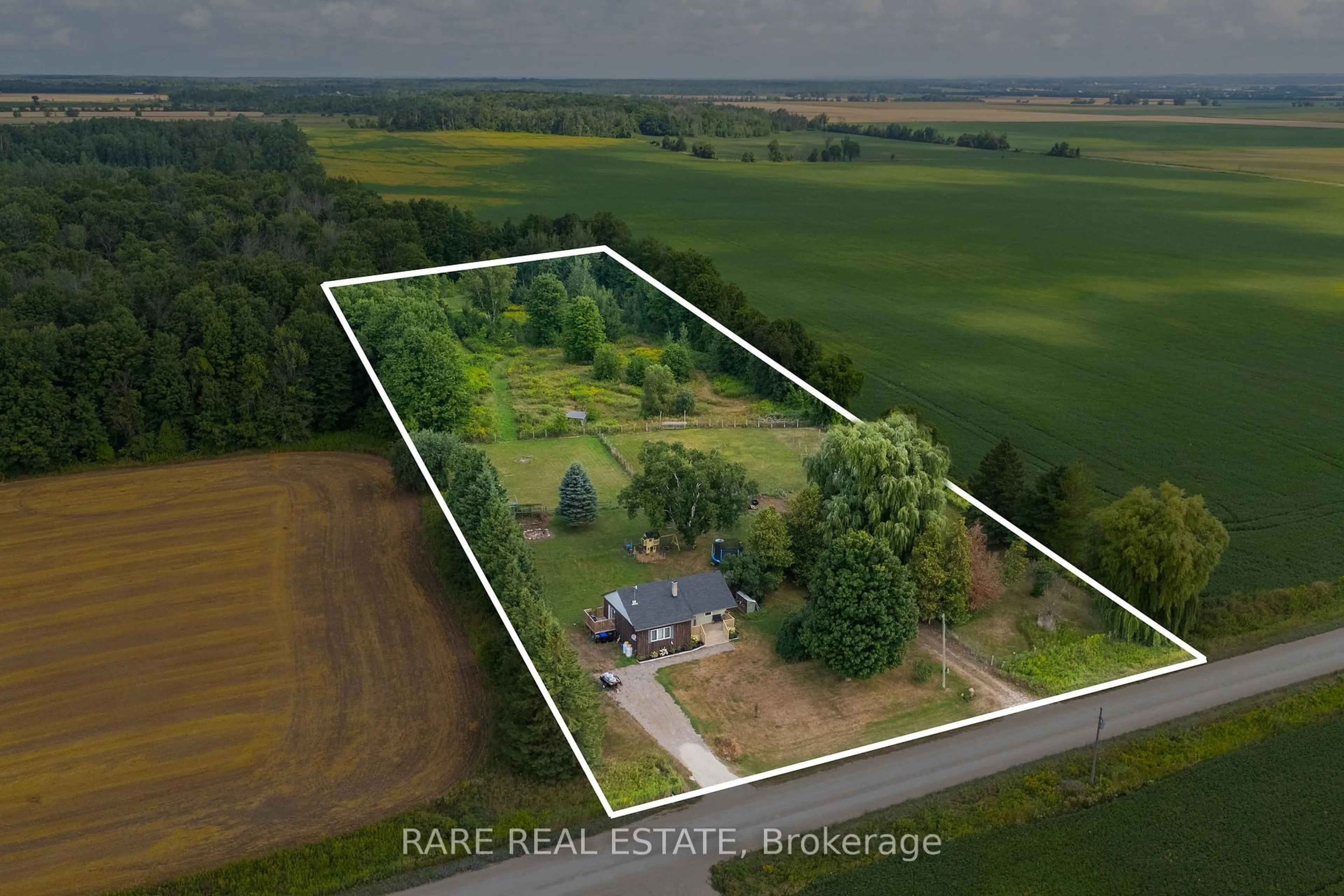 A pic from outside/outdoor area/front of a property/back of a property/a pic from drone, building for 4412 7th Concession, Clearview Ontario L0M 1N0