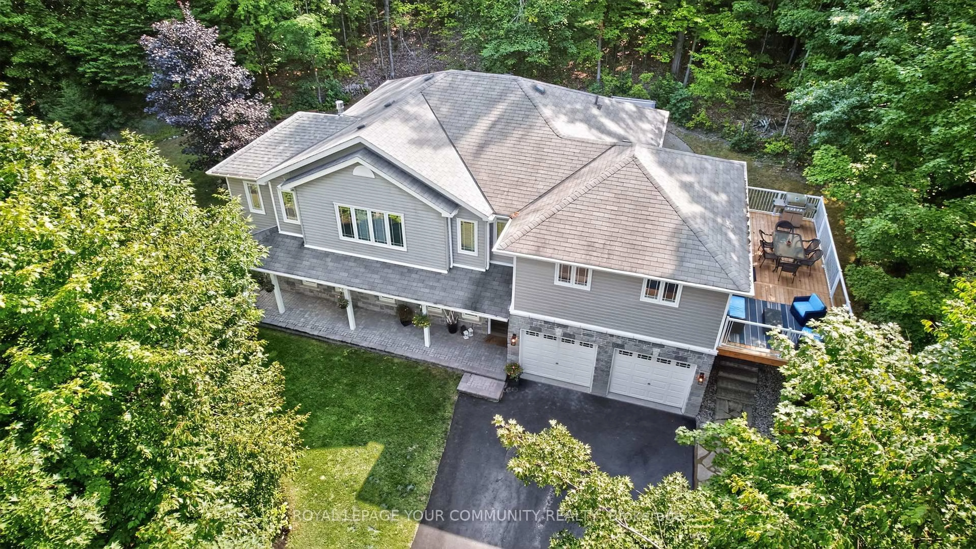 A pic from outside/outdoor area/front of a property/back of a property/a pic from drone, building for 135 Huronwoods Dr, Oro-Medonte Ontario L0K 1E0
