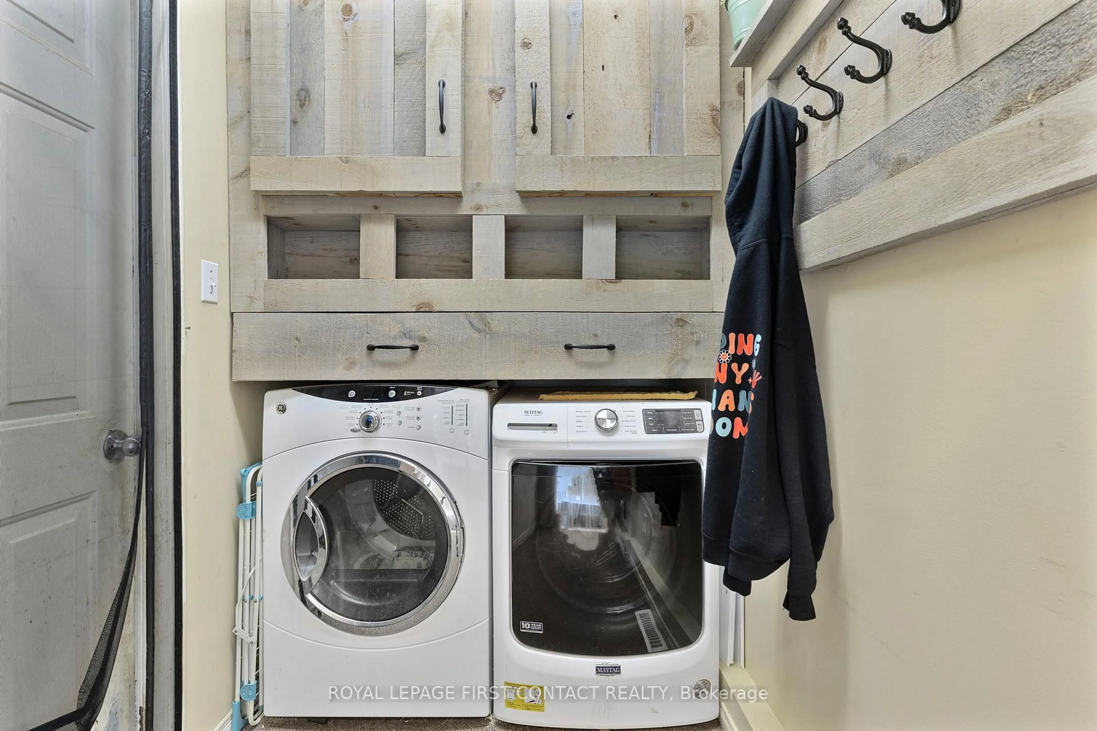 Laundry room for 22 Bishop Dr, Barrie Ontario L4N 6Y6