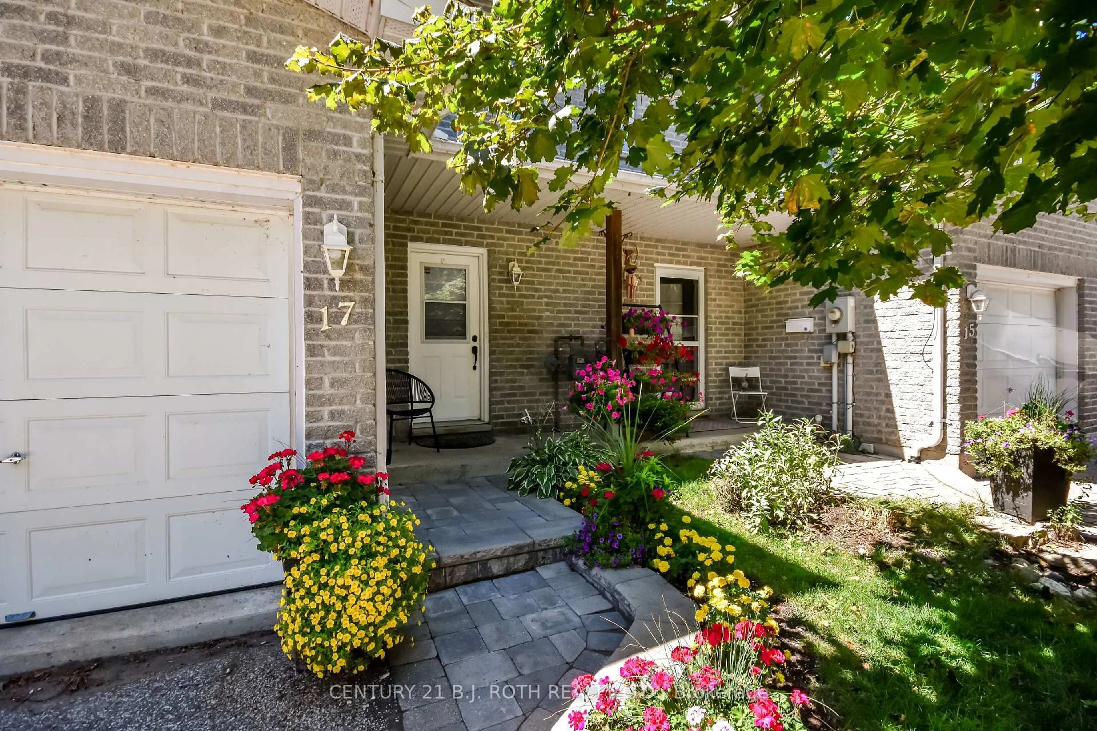 Indoor entryway for 17 Vivian Lane, Orillia Ontario L3V 7Z9