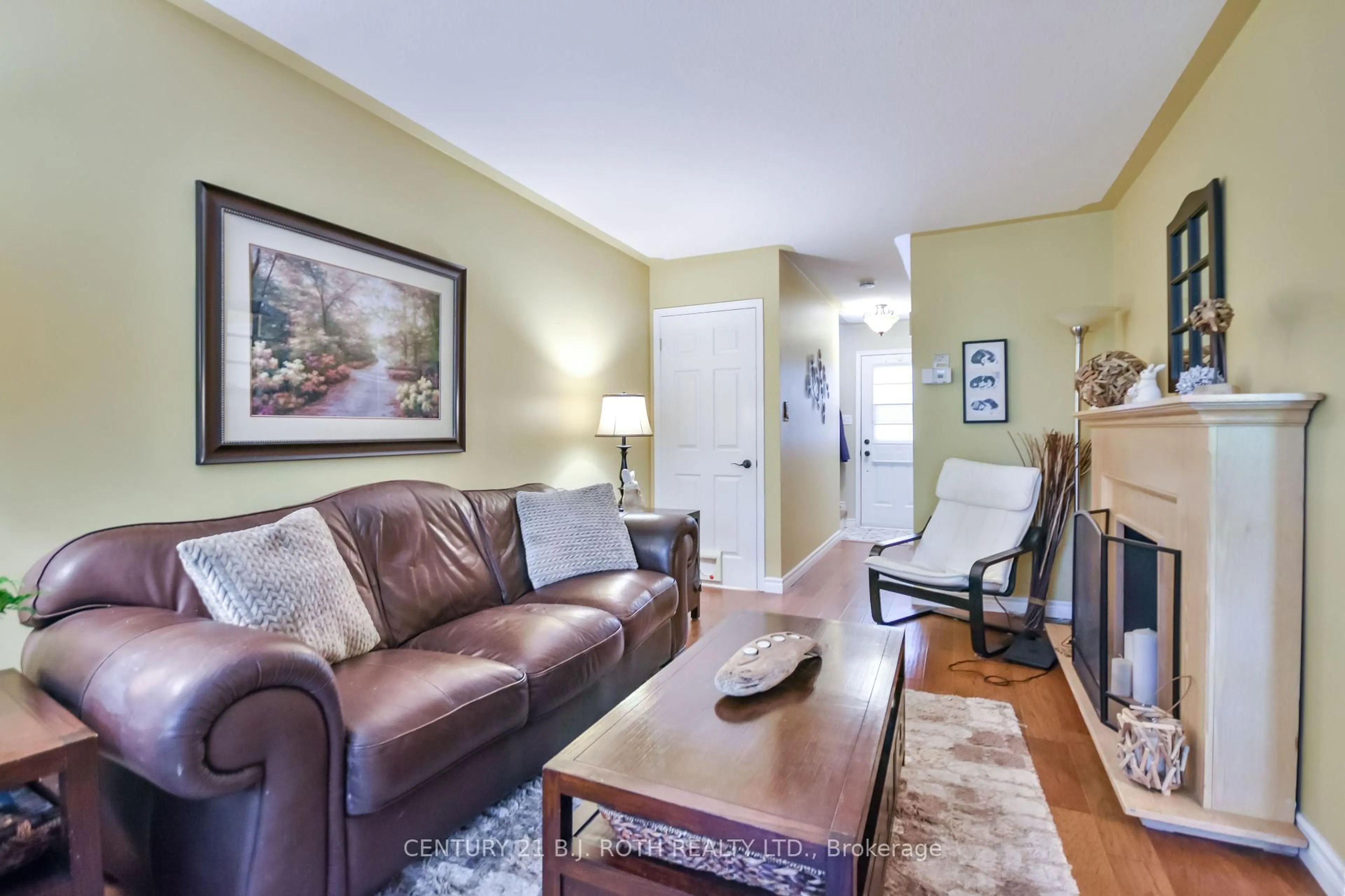 Living room with furniture, unknown for 17 Vivian Lane, Orillia Ontario L3V 7Z9