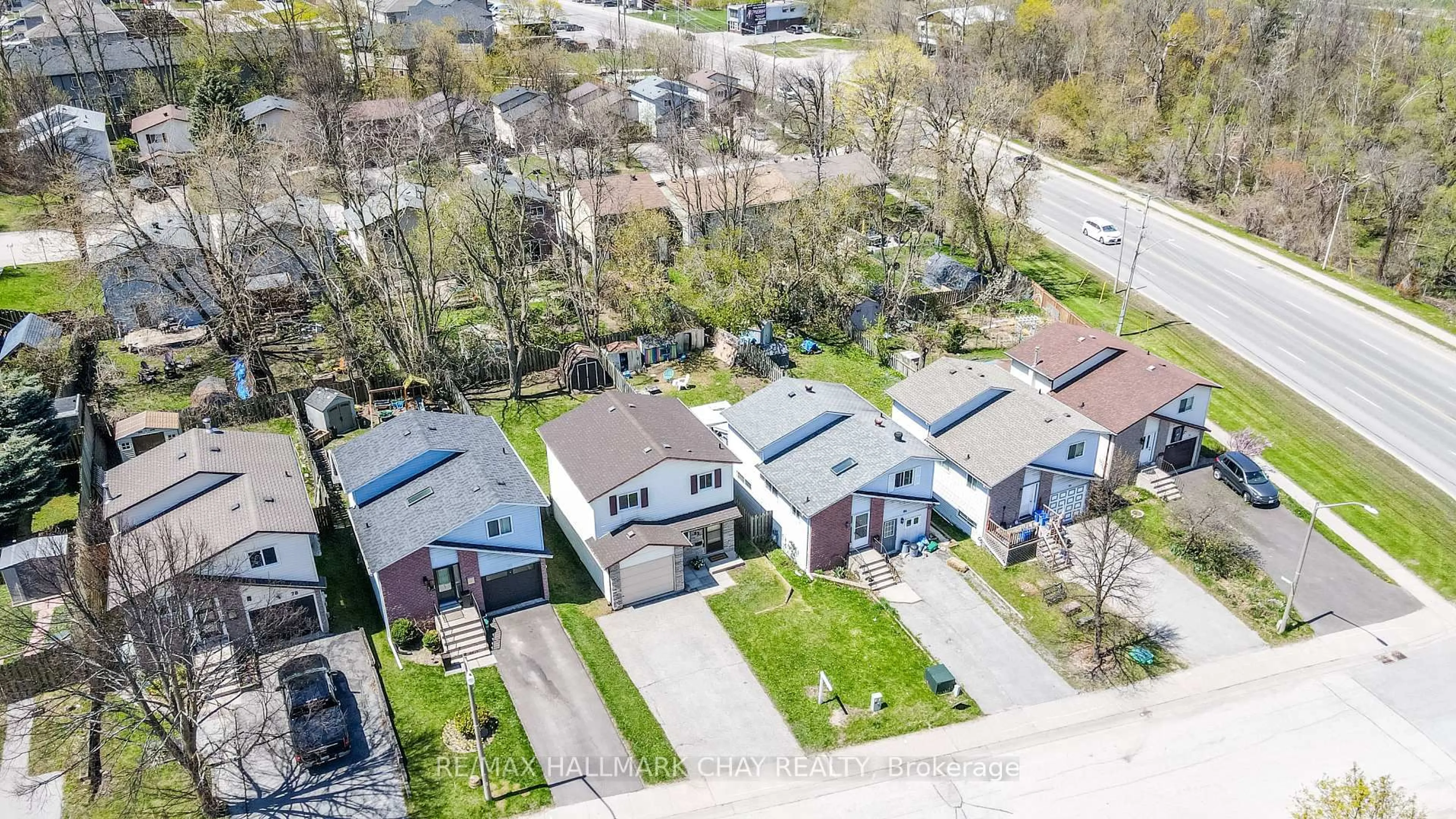 A pic from outside/outdoor area/front of a property/back of a property/a pic from drone, street for 82 Melinda Cres, Barrie Ontario L4N 5G6