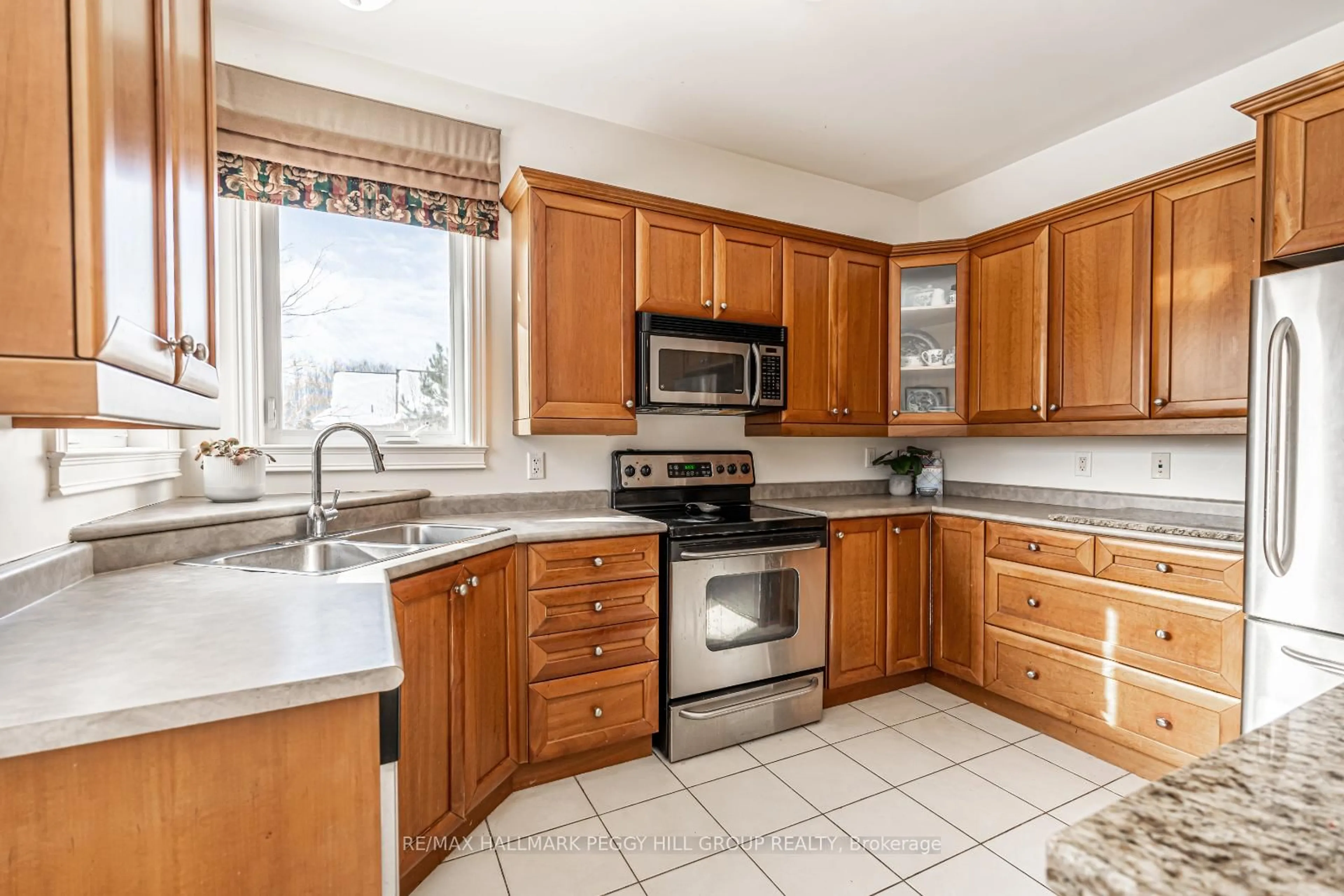 Standard kitchen, ceramic/tile floor for 32 Basswood Circ, Oro-Medonte Ontario L0L 2L0