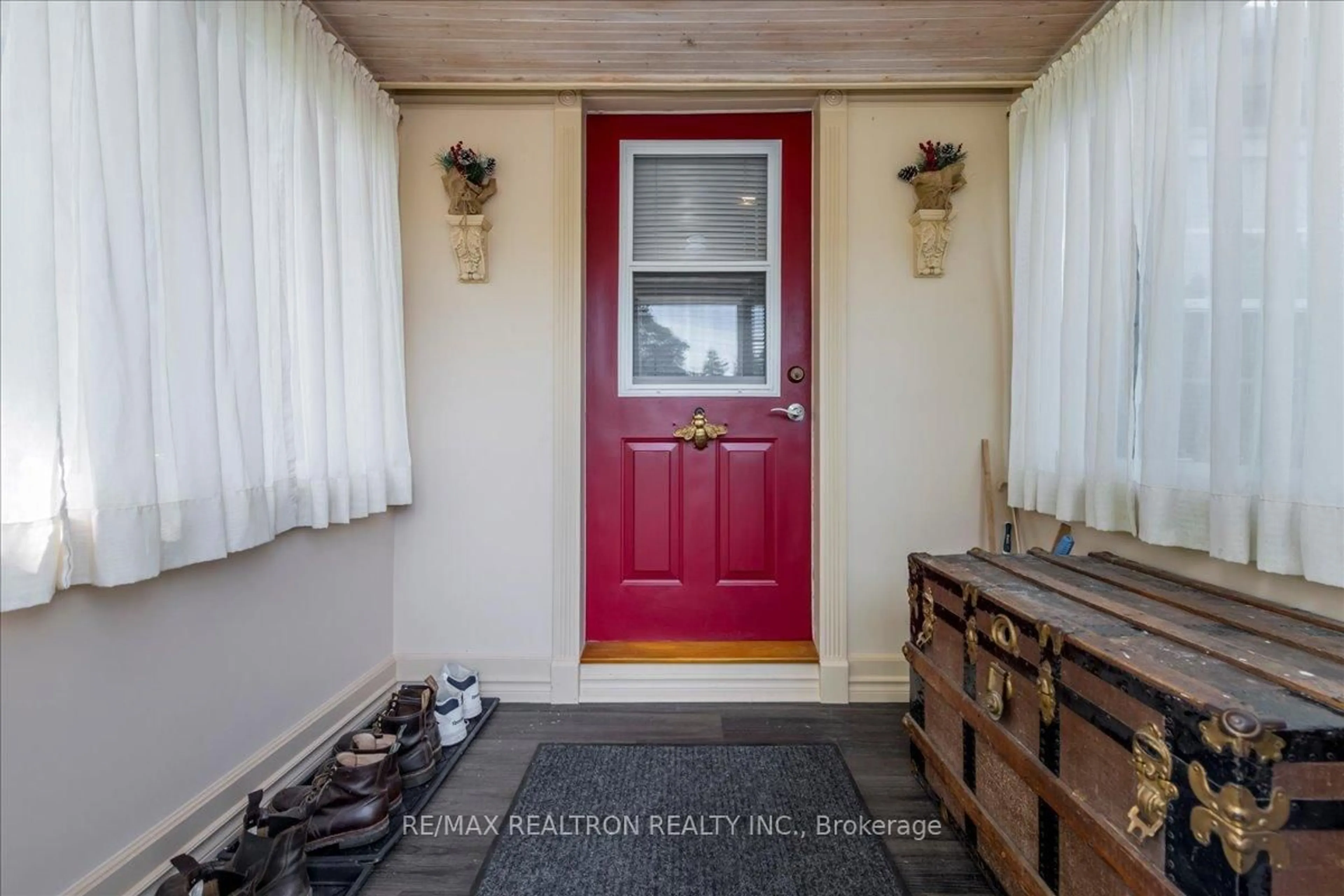 Indoor entryway for 3322 Pleasant Rd, Severn Ontario L3V 6H3