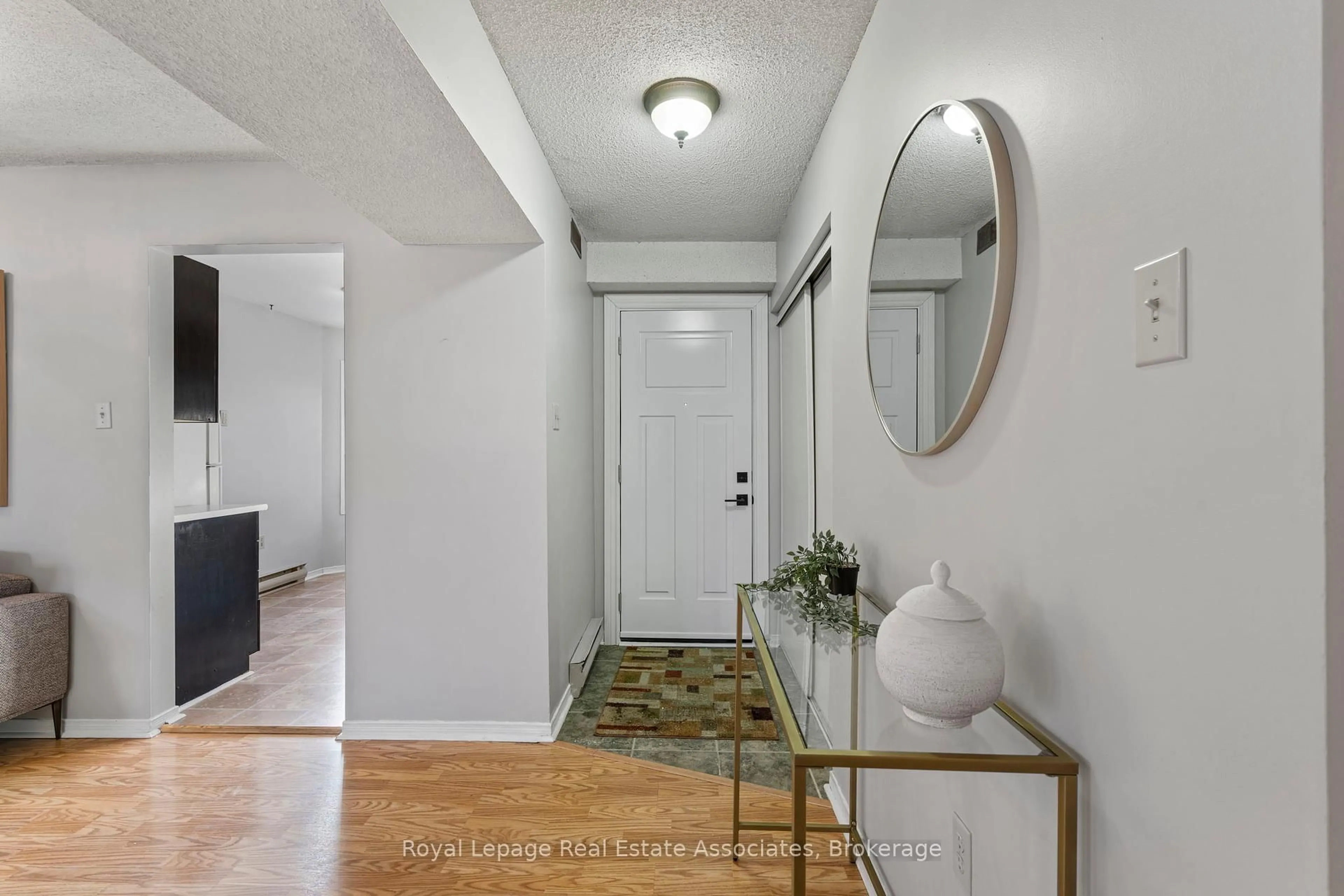 Indoor entryway for 119 D'ambrosio Dr #2, Barrie Ontario L4N 7R7