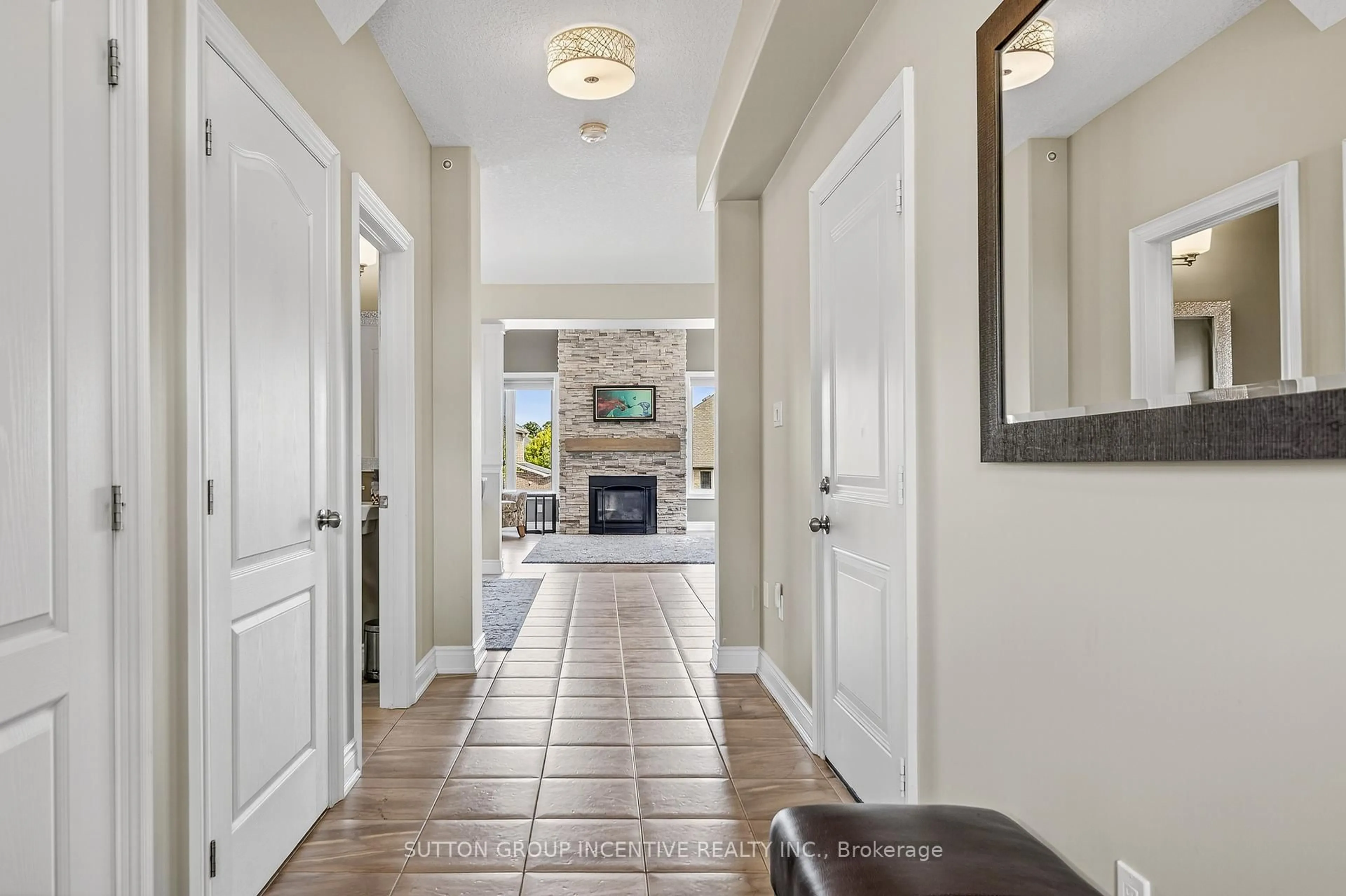 Indoor entryway for 22 Britannic Lane, Barrie Ontario L4N 8J7