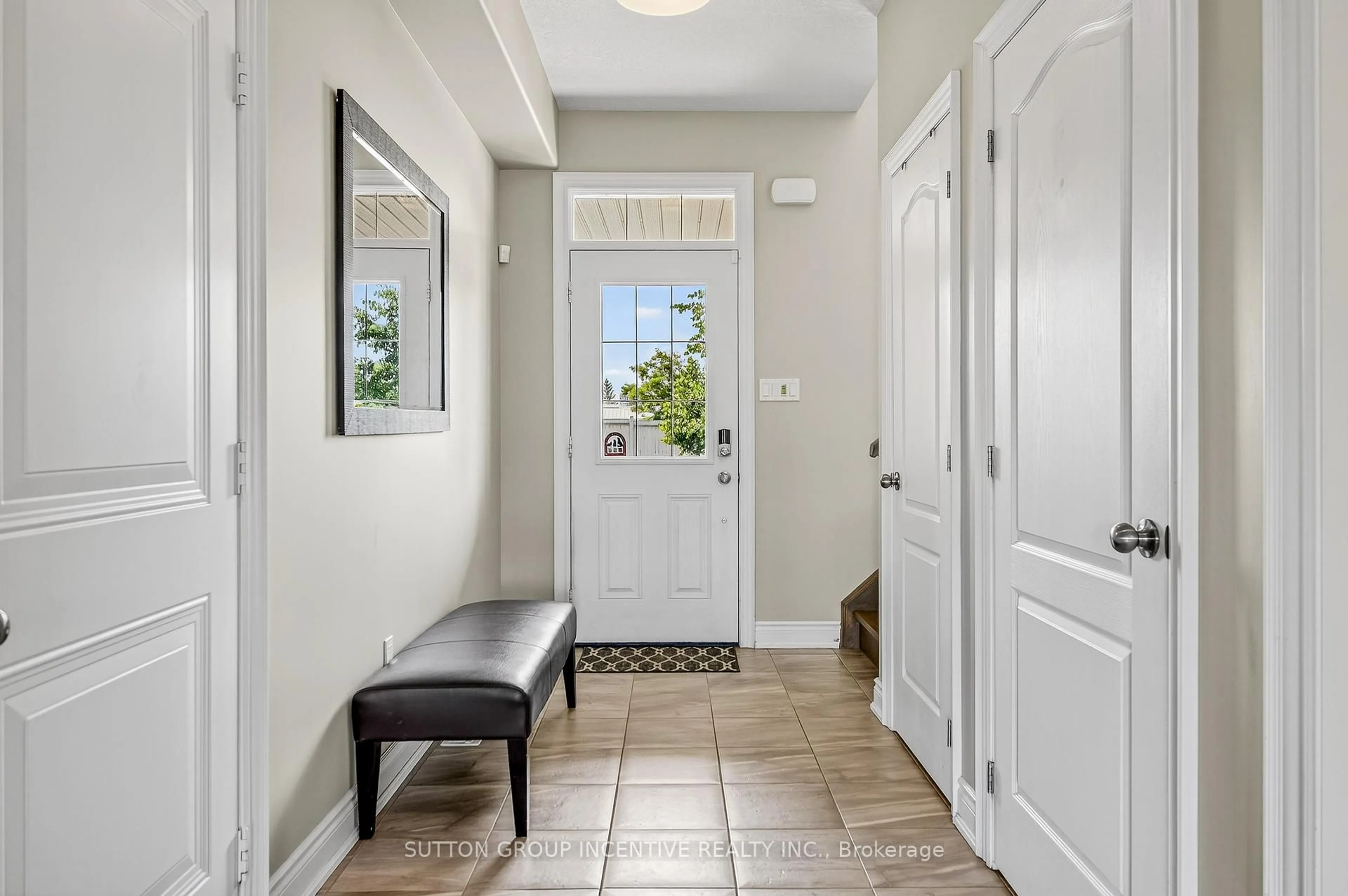 Indoor entryway for 22 Britannic Lane, Barrie Ontario L4N 8J7