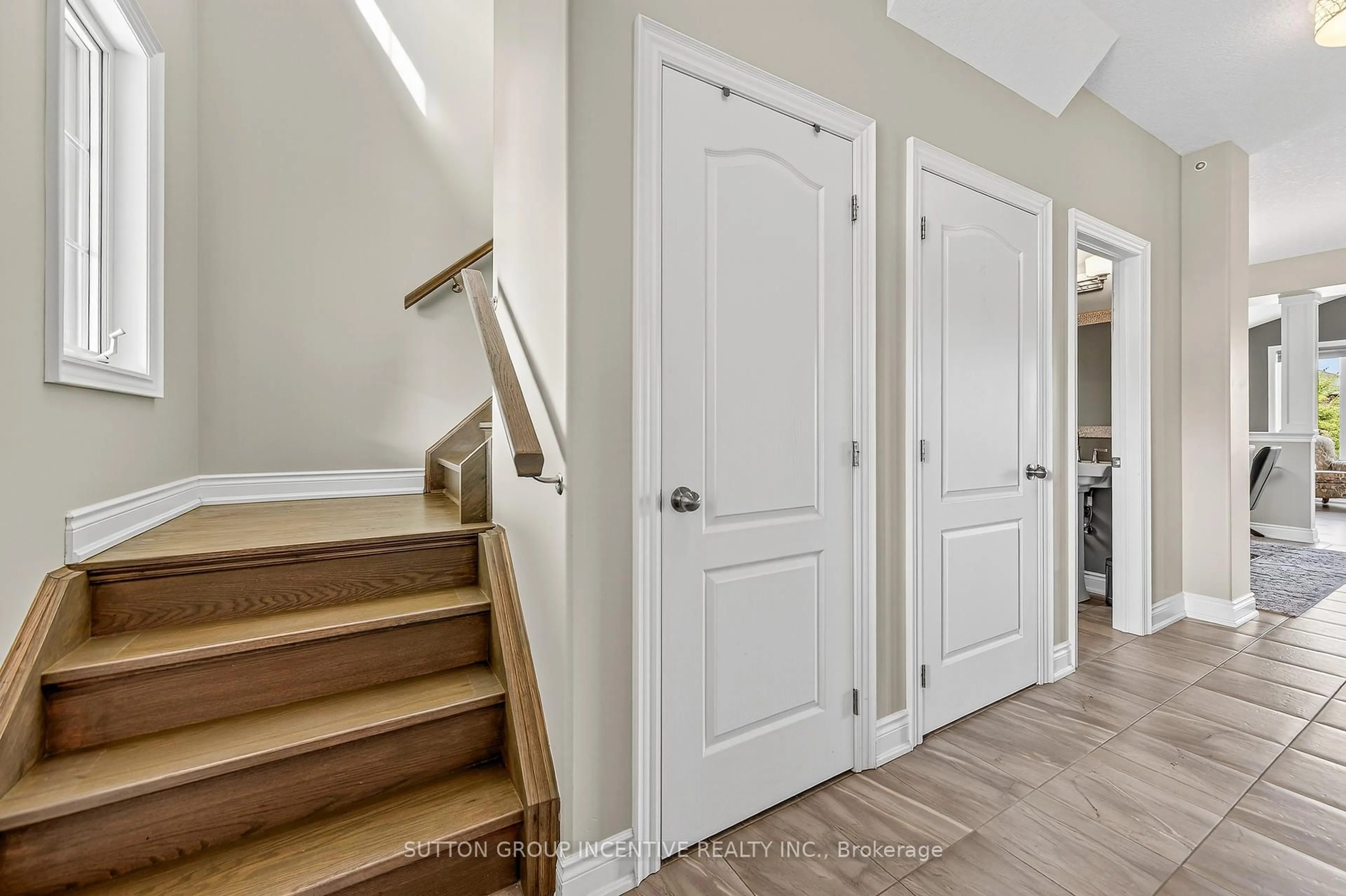 Indoor entryway for 22 Britannic Lane, Barrie Ontario L4N 8J7