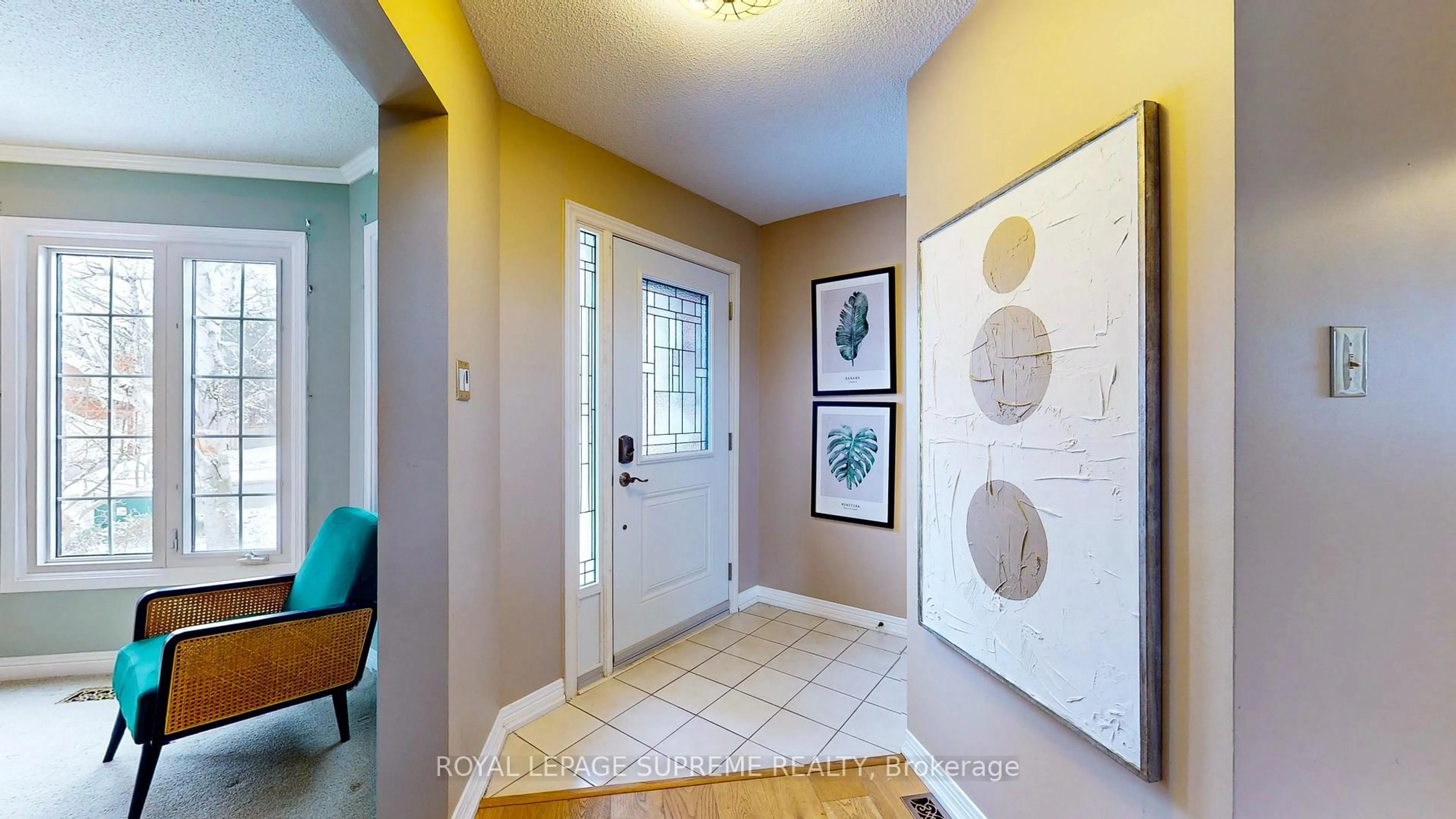 Indoor entryway for 124 Browning Tr, Barrie Ontario L4N 6R3