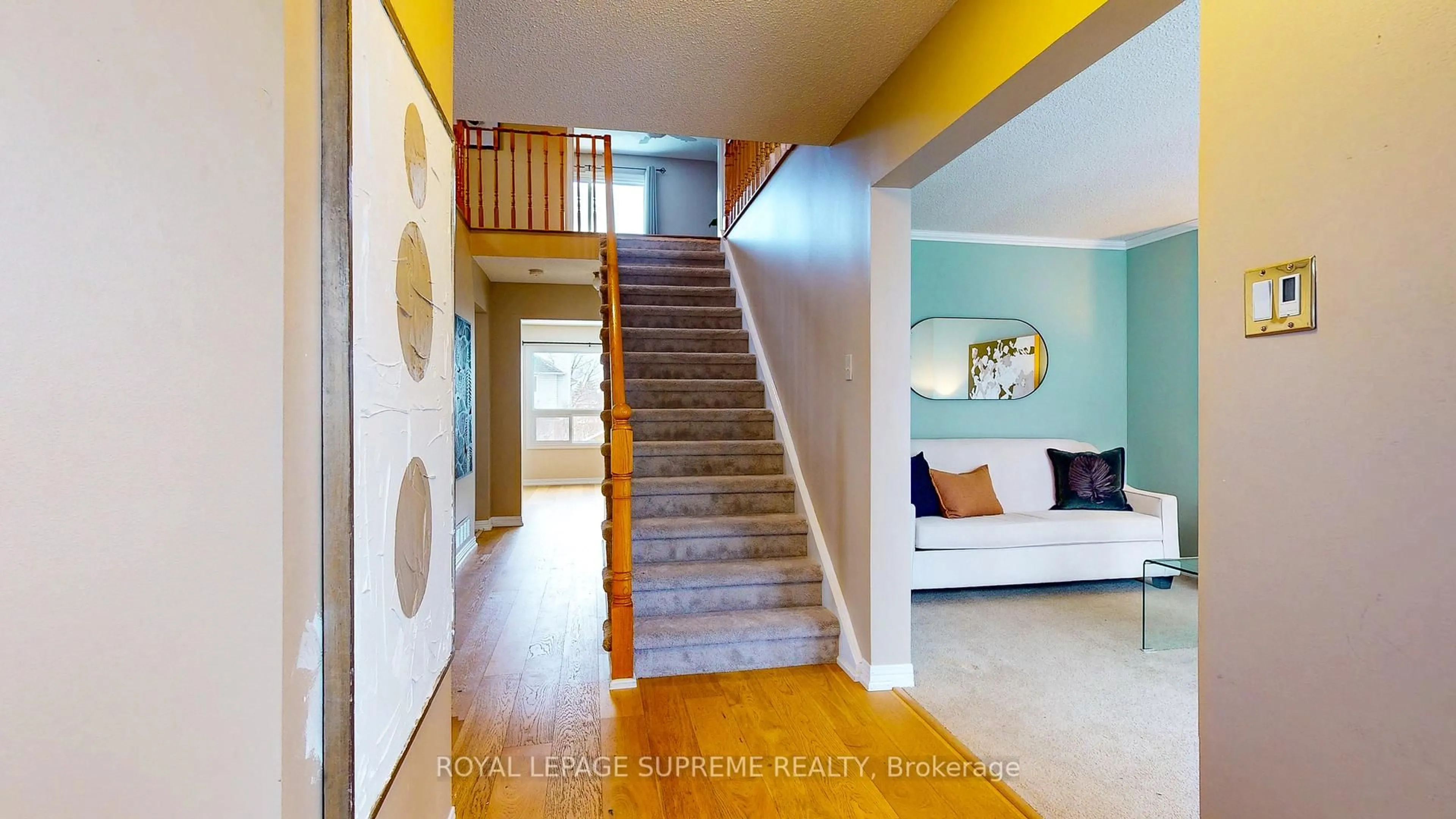 Indoor foyer for 124 Browning Tr, Barrie Ontario L4N 6R3