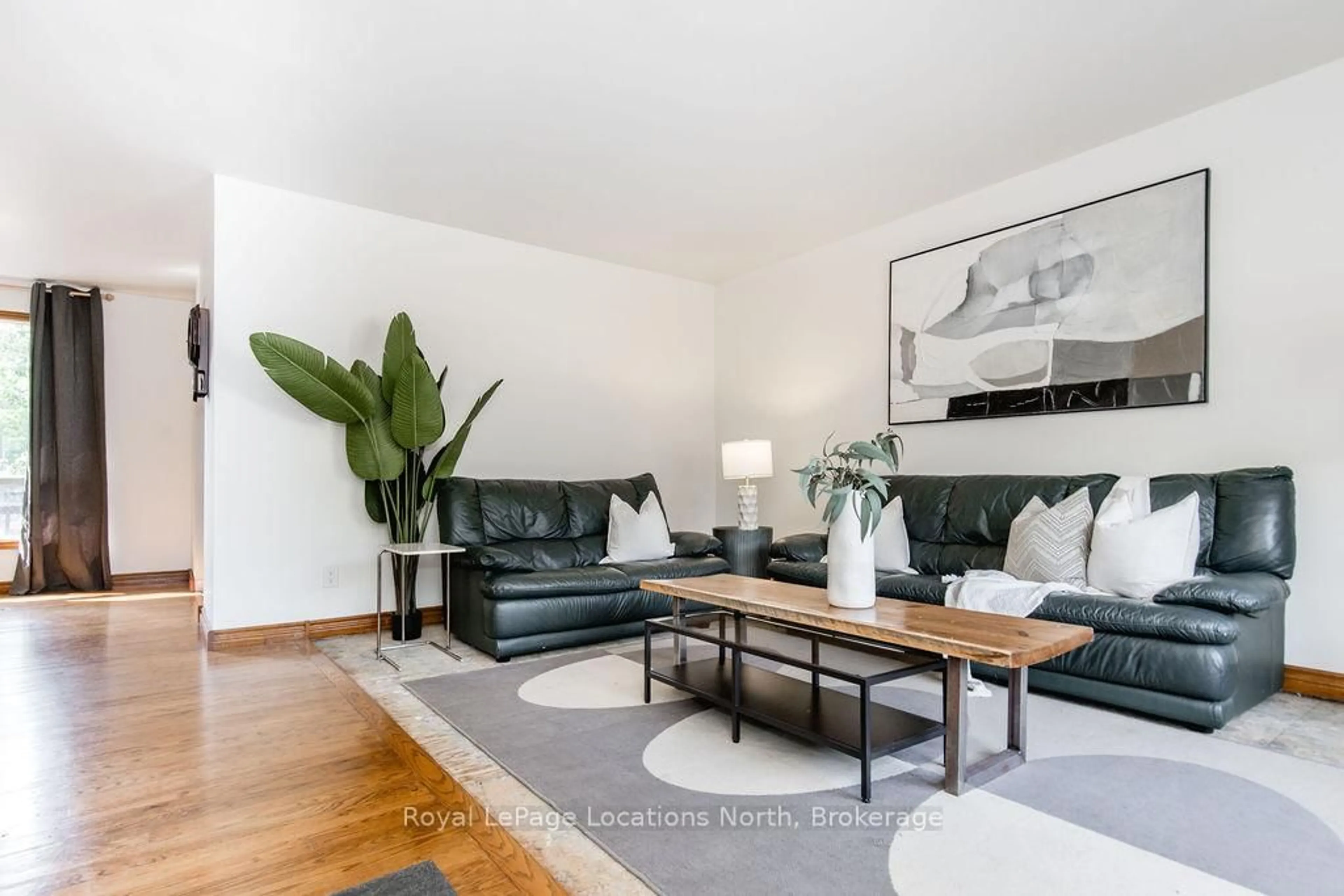 Living room with furniture, unknown for 86 ANTIGUA Dr, Wasaga Beach Ontario L9Z 2S2