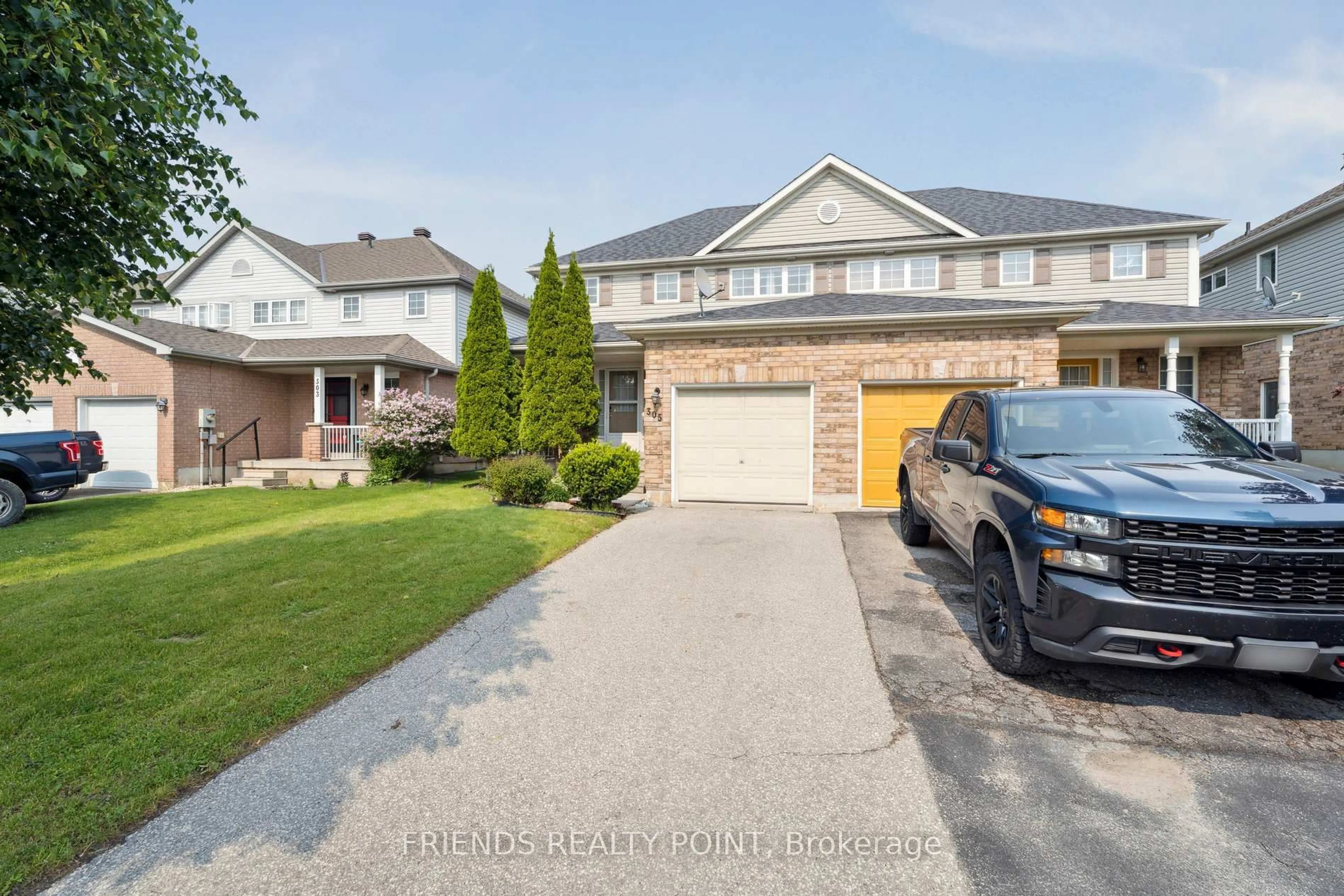 A pic from outside/outdoor area/front of a property/back of a property/a pic from drone, street for 305 Esther Dr, Barrie Ontario L4N 0G2