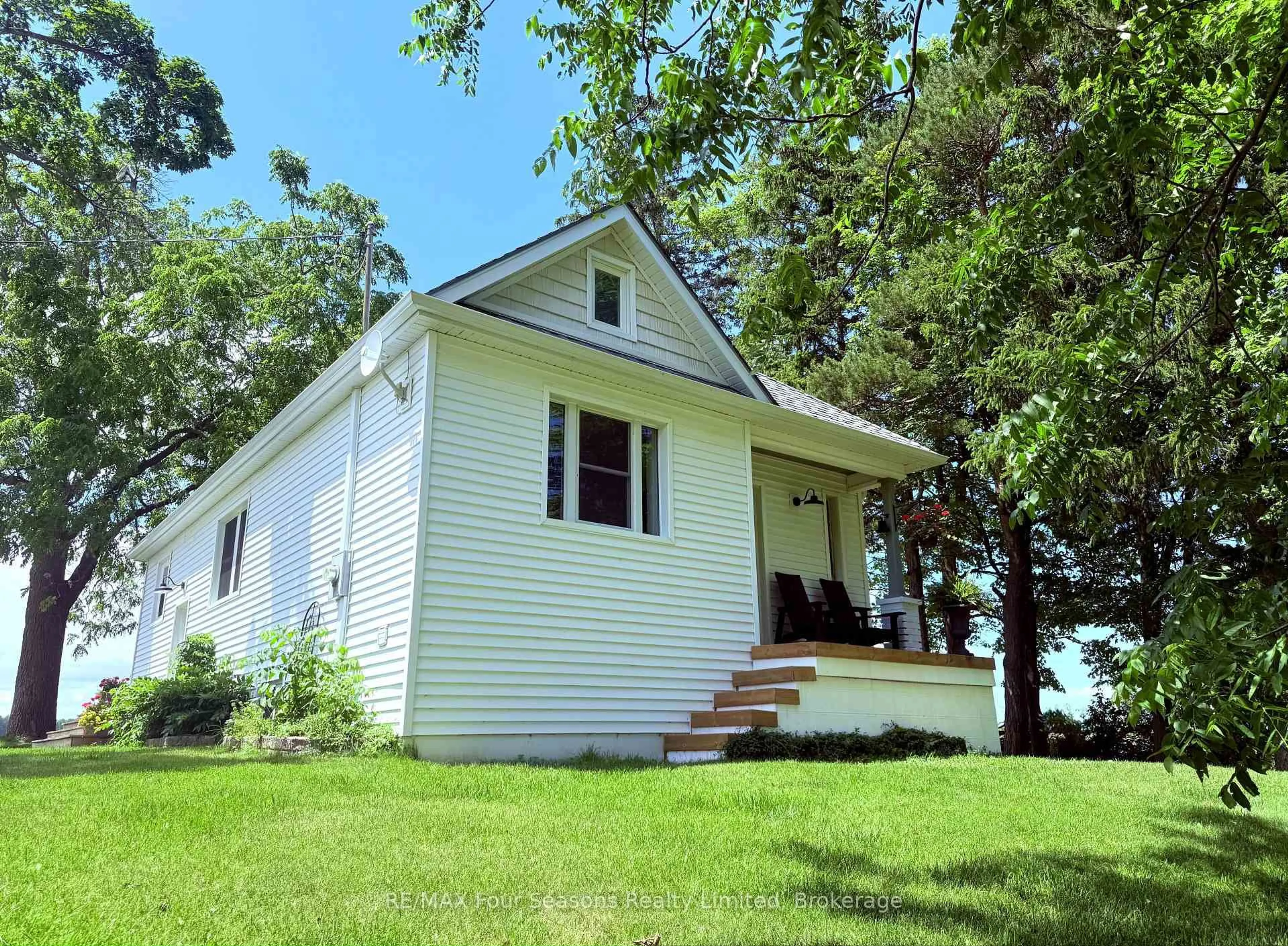 Home with vinyl exterior material, water/lake/river/ocean view for 1154 Fairgrounds Rd, Clearview Ontario L0M 1S0