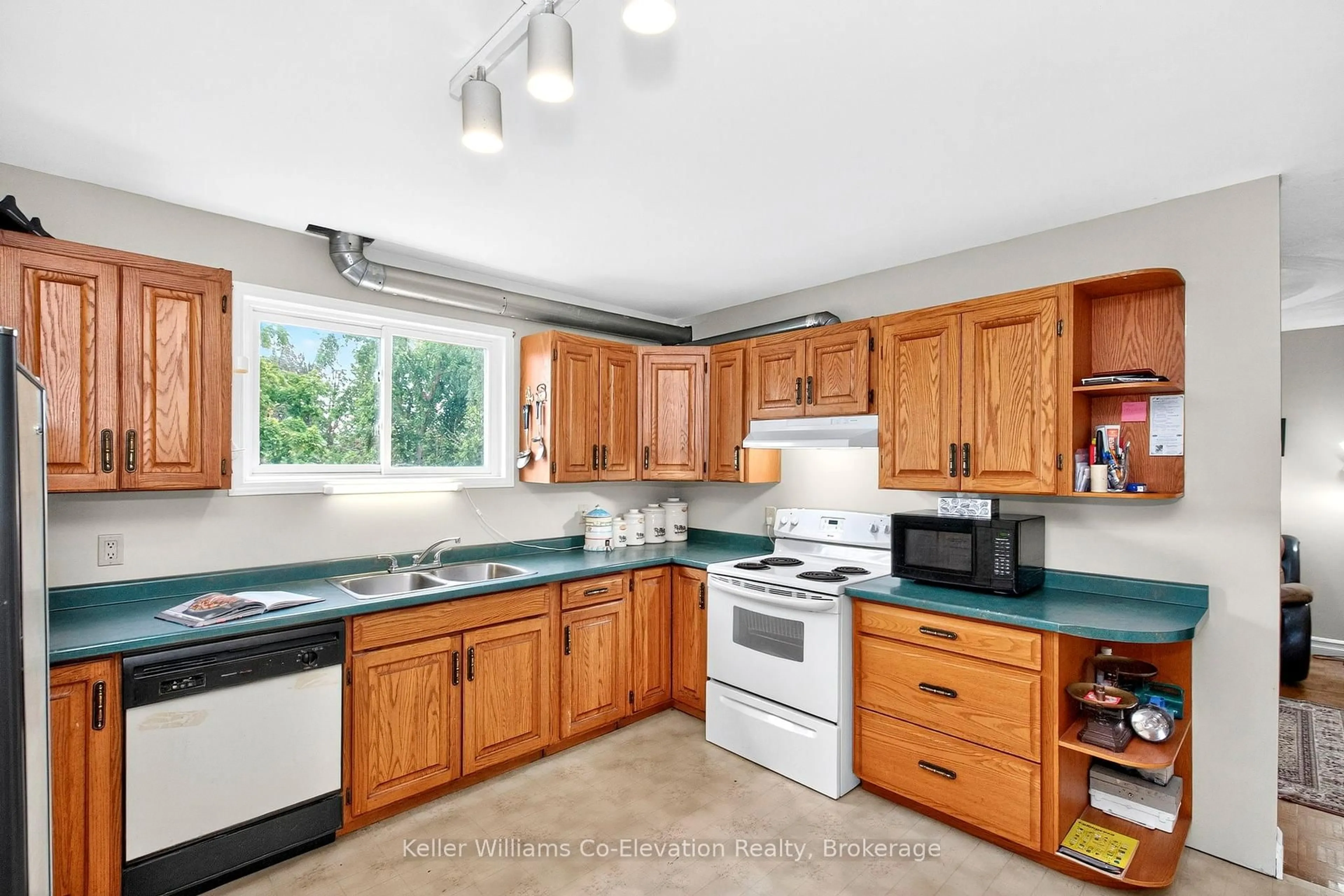 Standard kitchen, unknown for 62 George St, Clearview Ontario L0M 1G0