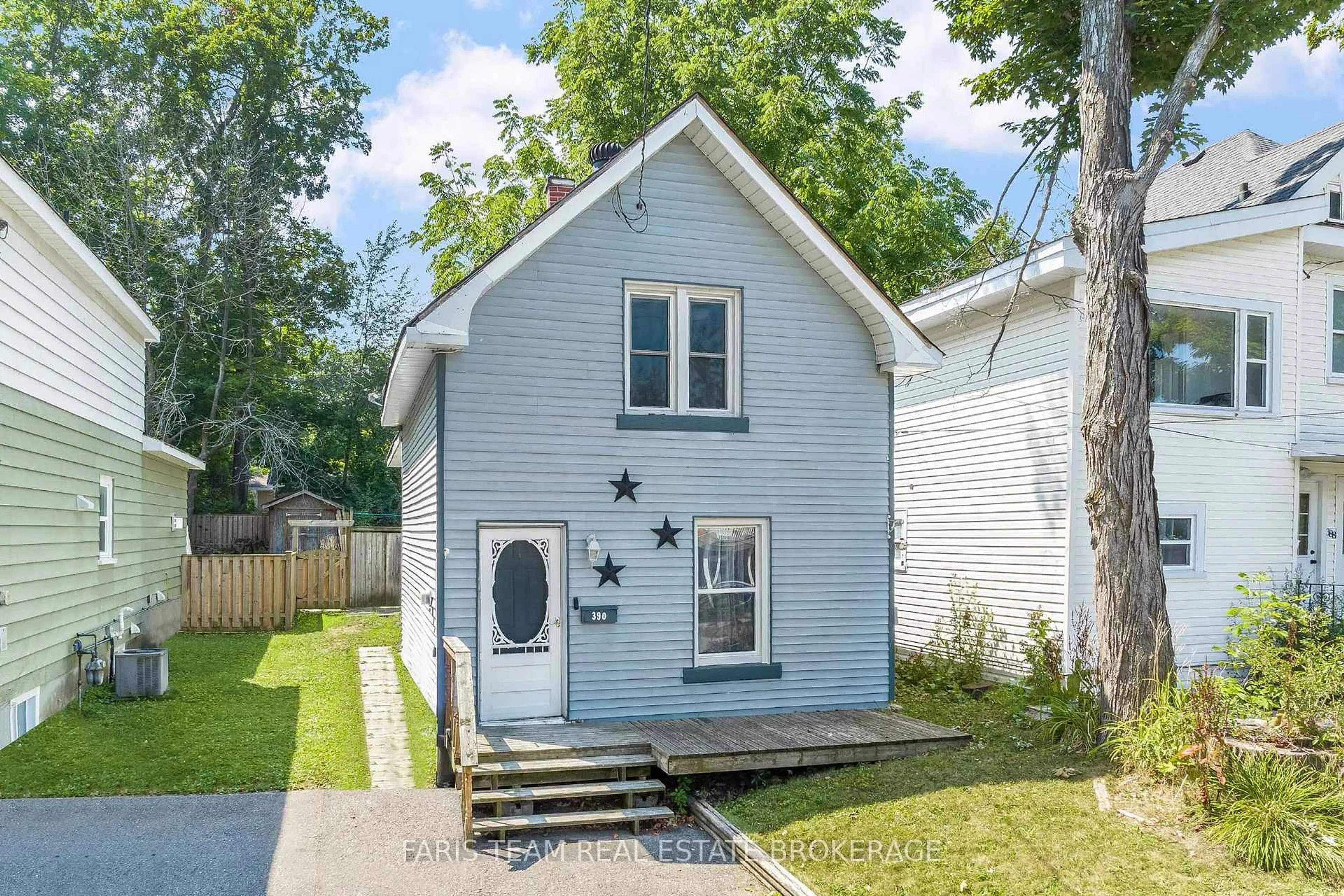 Home with vinyl exterior material, street for 390 Mildred St, Midland Ontario L4R 3R6