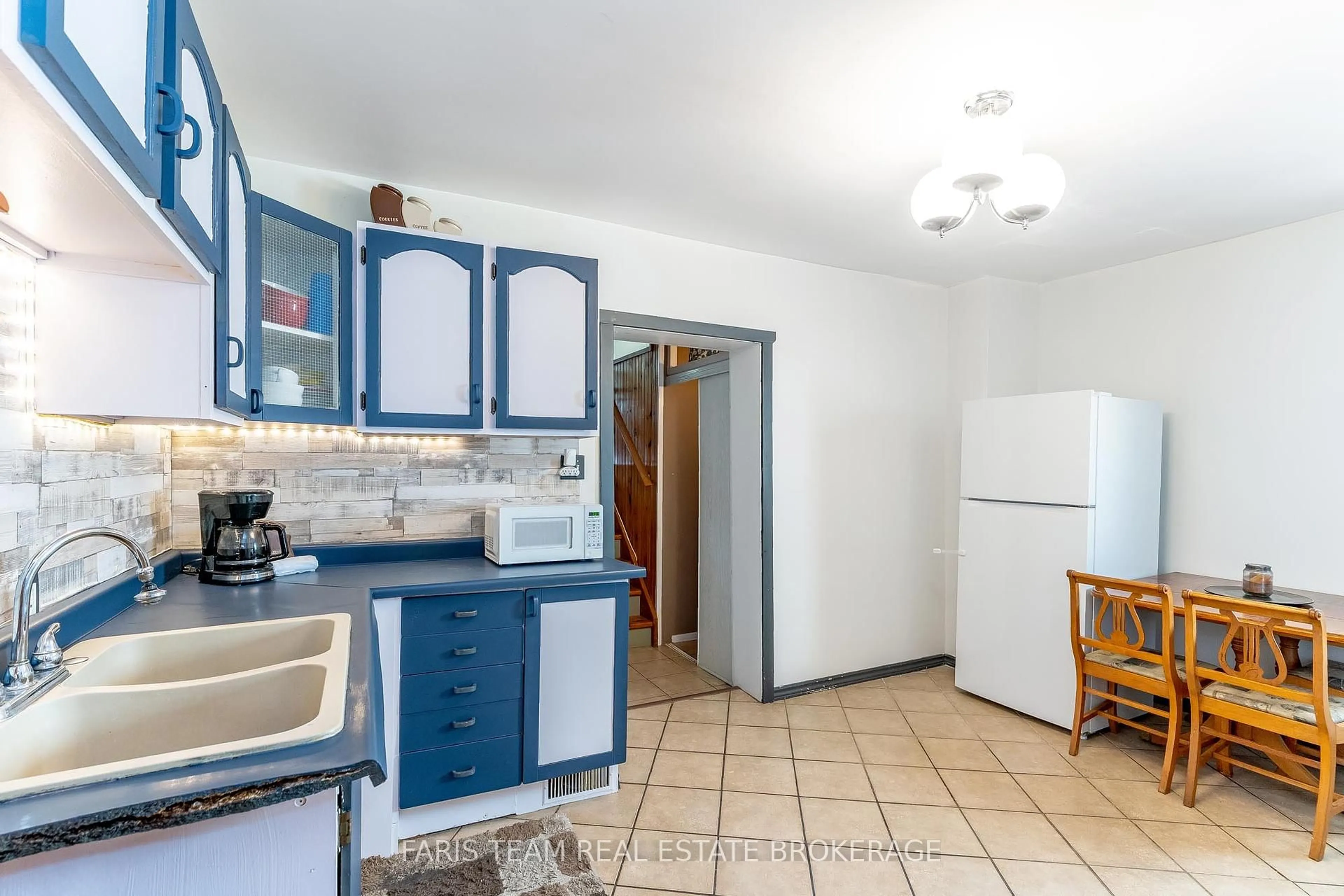 Standard kitchen, ceramic/tile floor for 390 Mildred St, Midland Ontario L4R 3R6