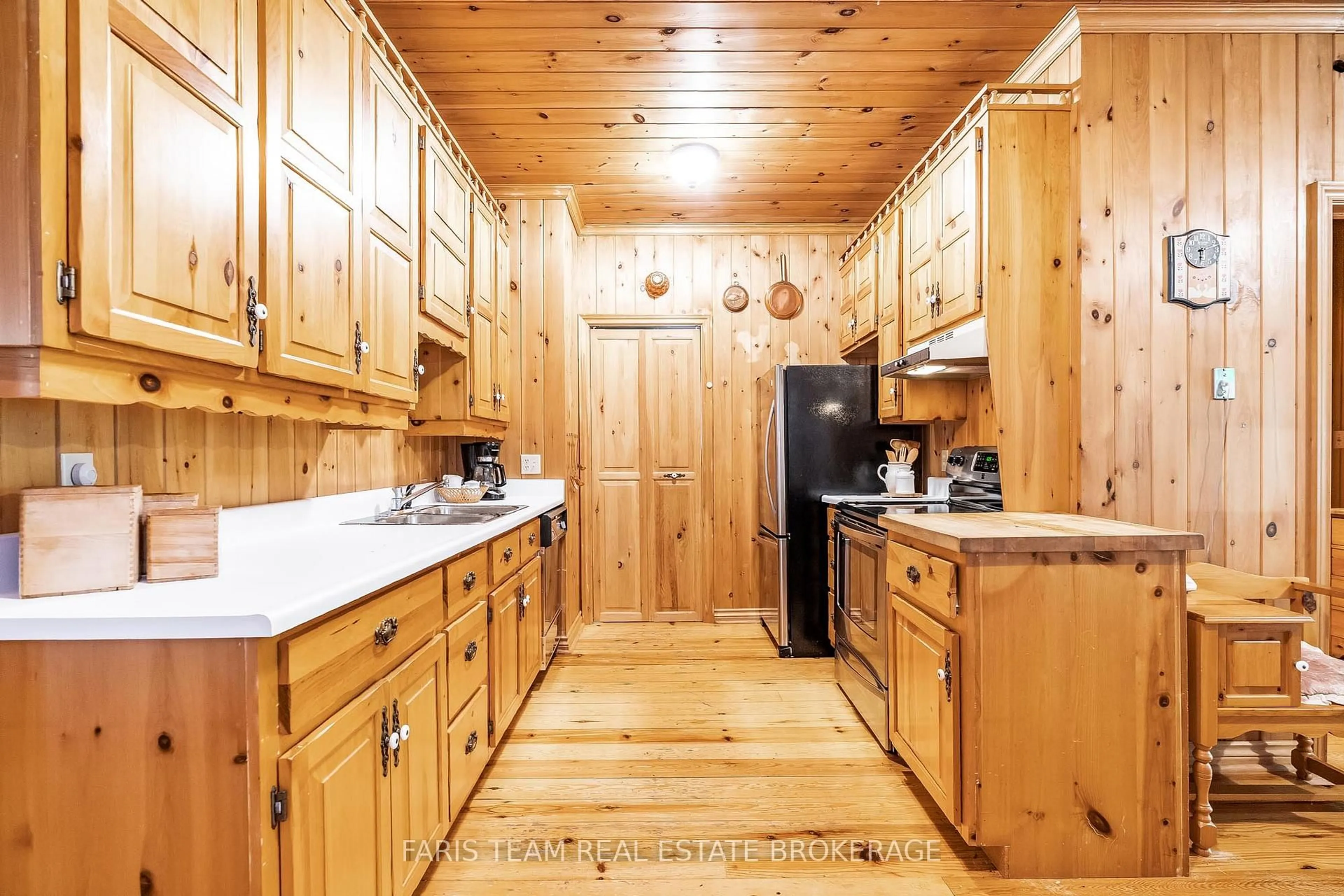 Standard kitchen, wood/laminate floor for 80 East Beach Rd, Tiny Ontario L9M 0M6