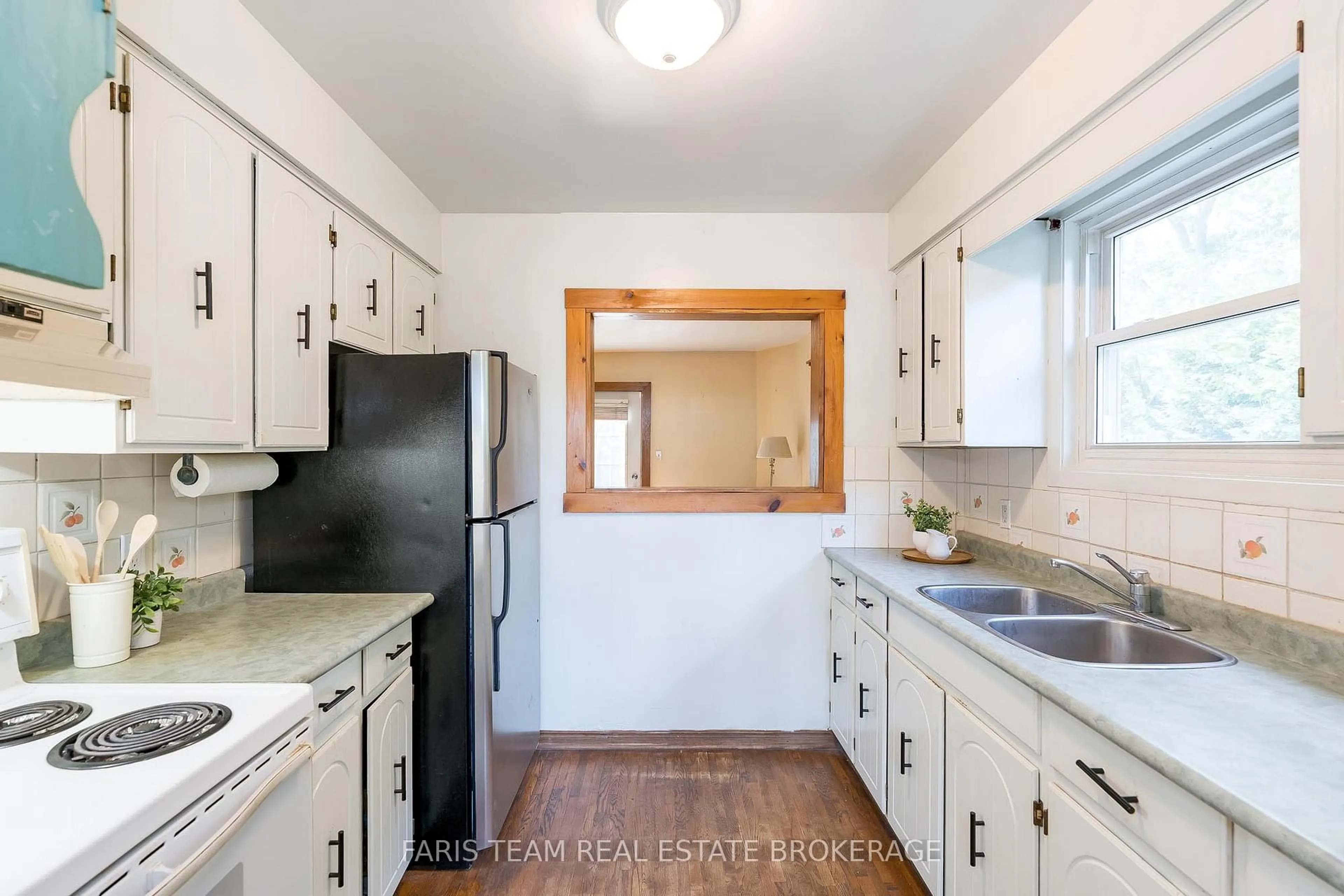 Standard kitchen, unknown for 67 Gibbard Cres, Collingwood Ontario L9Y 2B9