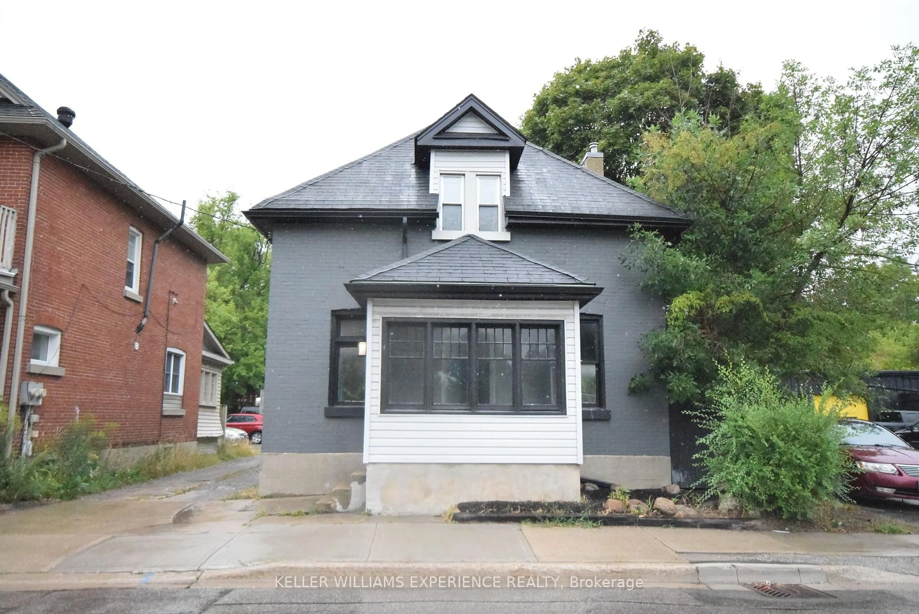 Home with brick exterior material, building for 184 BRADFORD St, Barrie Ontario L4N 3B5