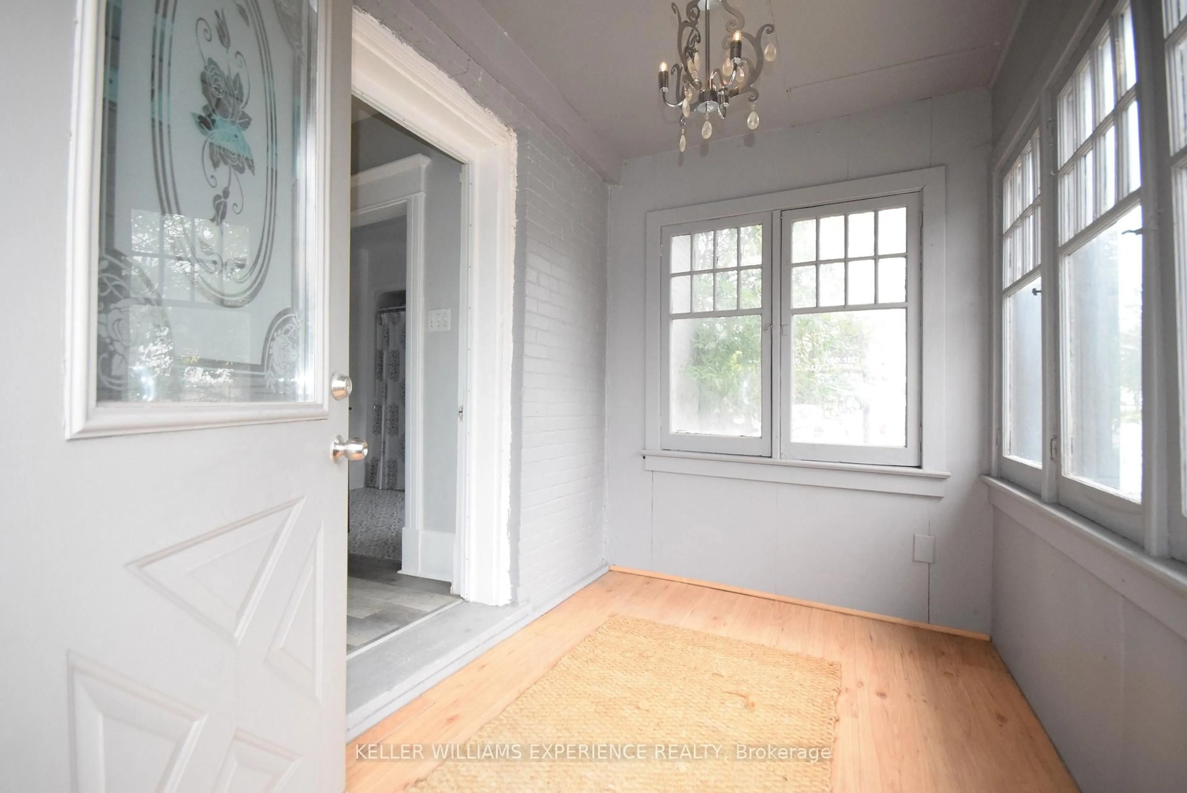 Indoor entryway for 184 BRADFORD St, Barrie Ontario L4N 3B5