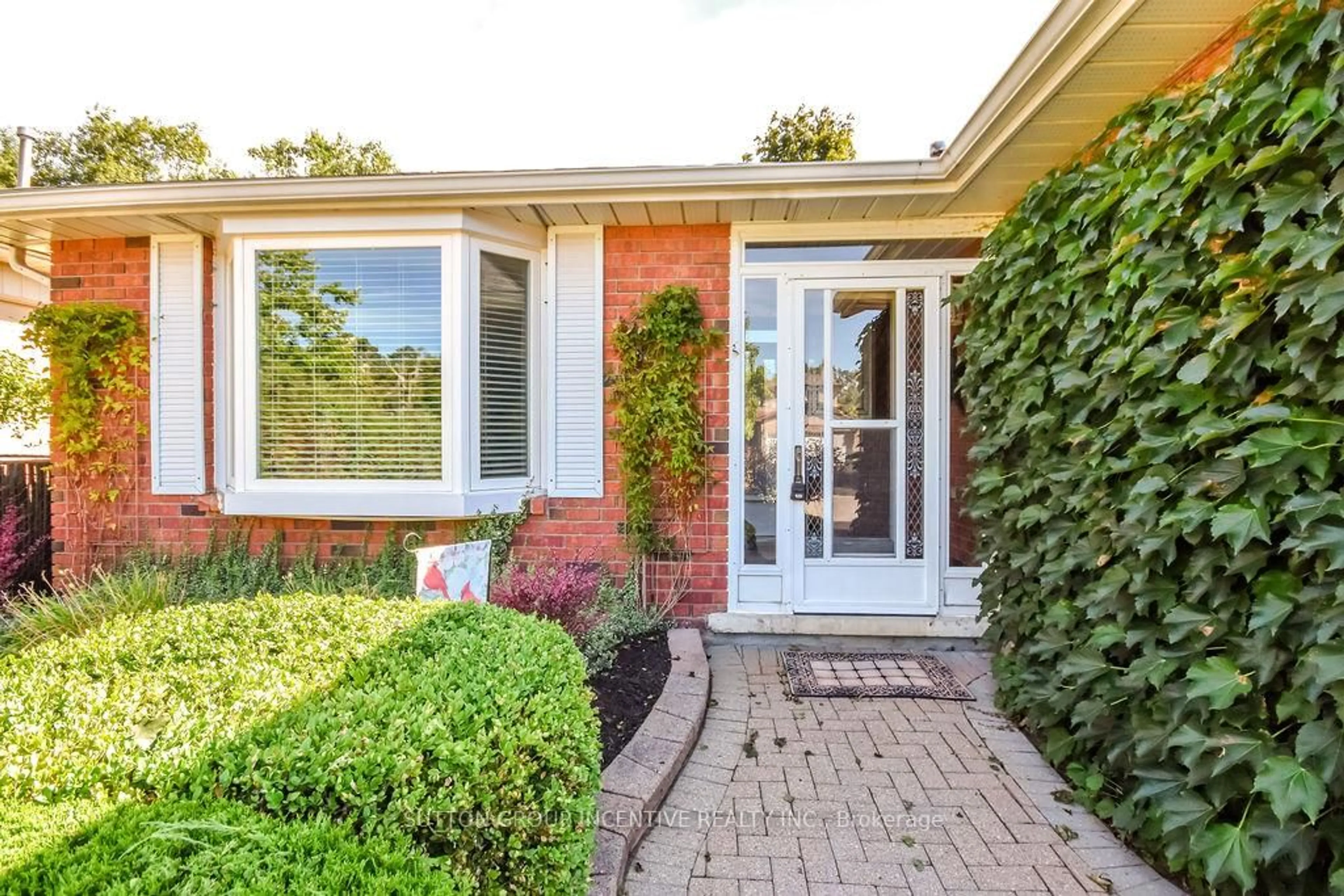 Home with brick exterior material, street for 17 Kenny Cres, Barrie Ontario L4N 6C7