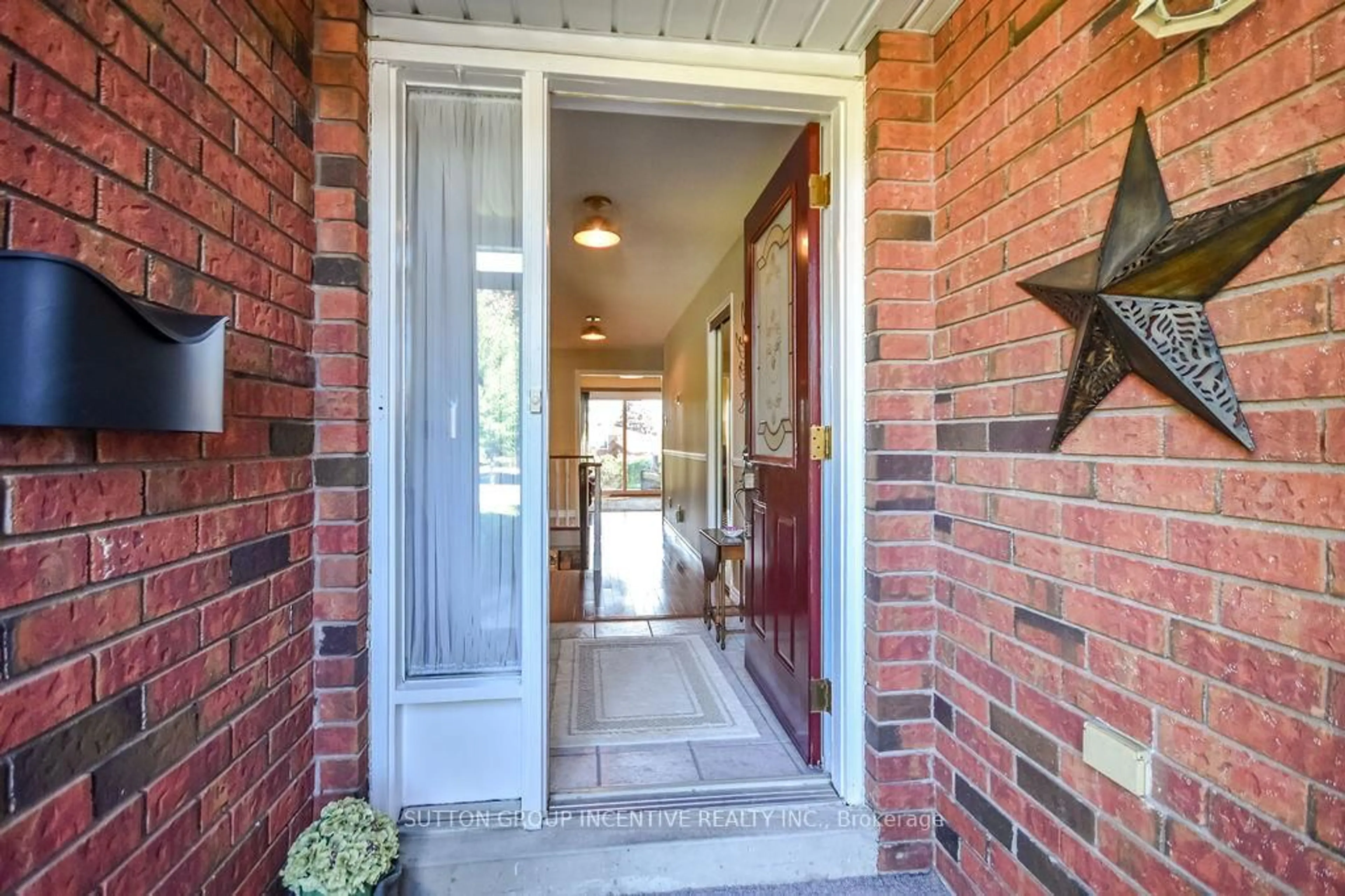 Indoor entryway for 17 Kenny Cres, Barrie Ontario L4N 6C7