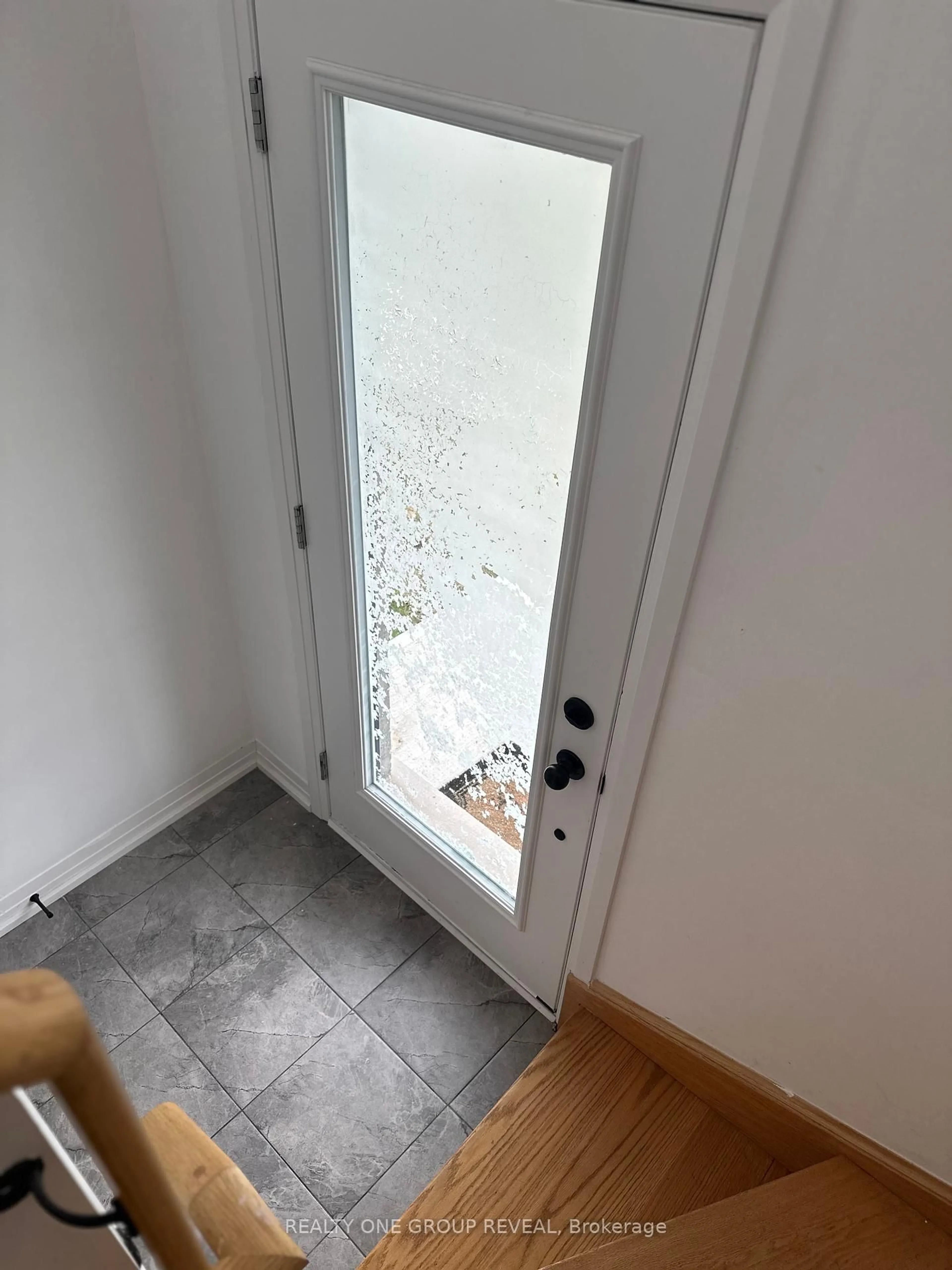 Indoor entryway for 67 Fairlane Ave, Barrie Ontario L9J 0N1