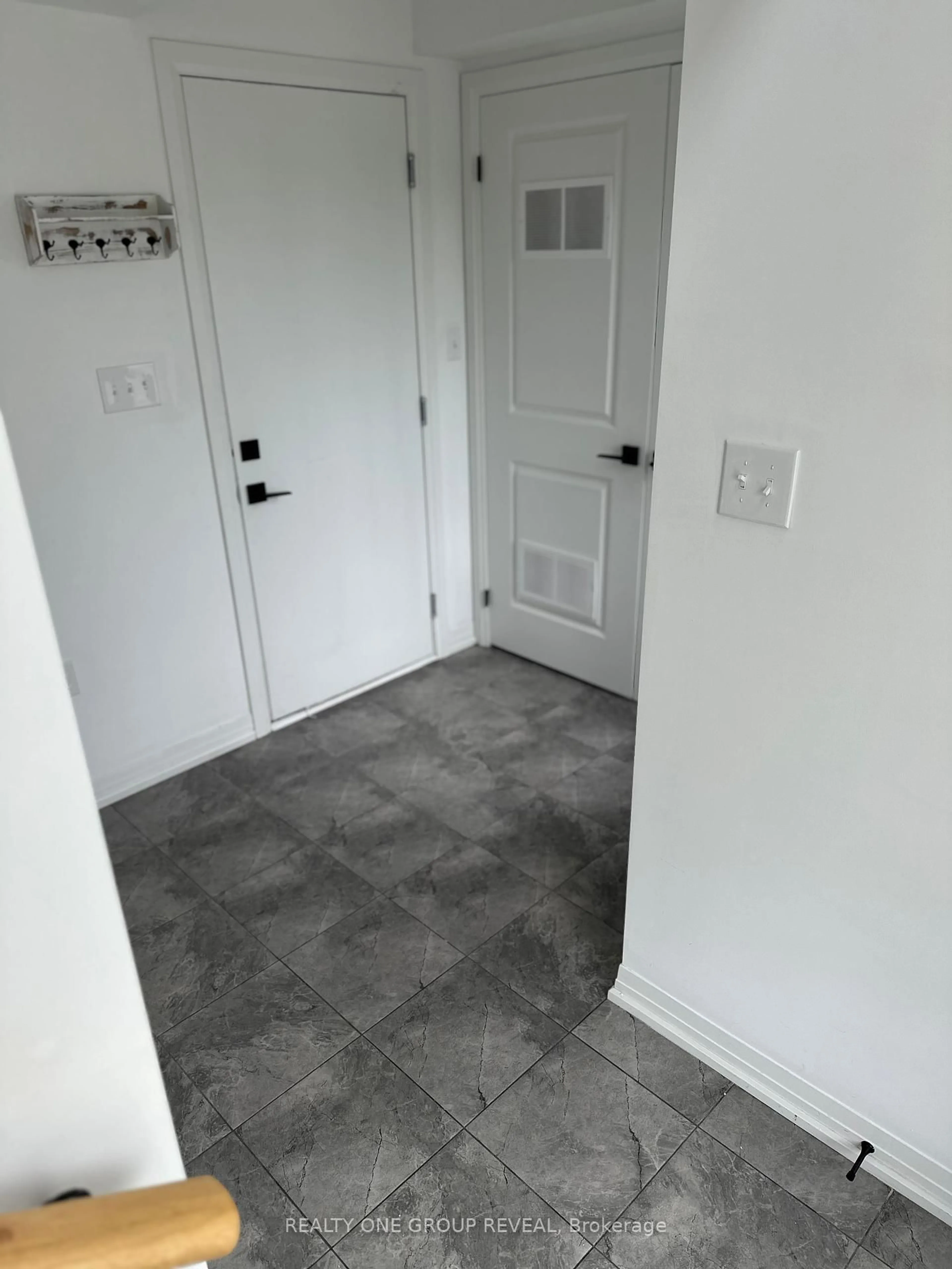 Indoor entryway for 67 Fairlane Ave, Barrie Ontario L9J 0N1