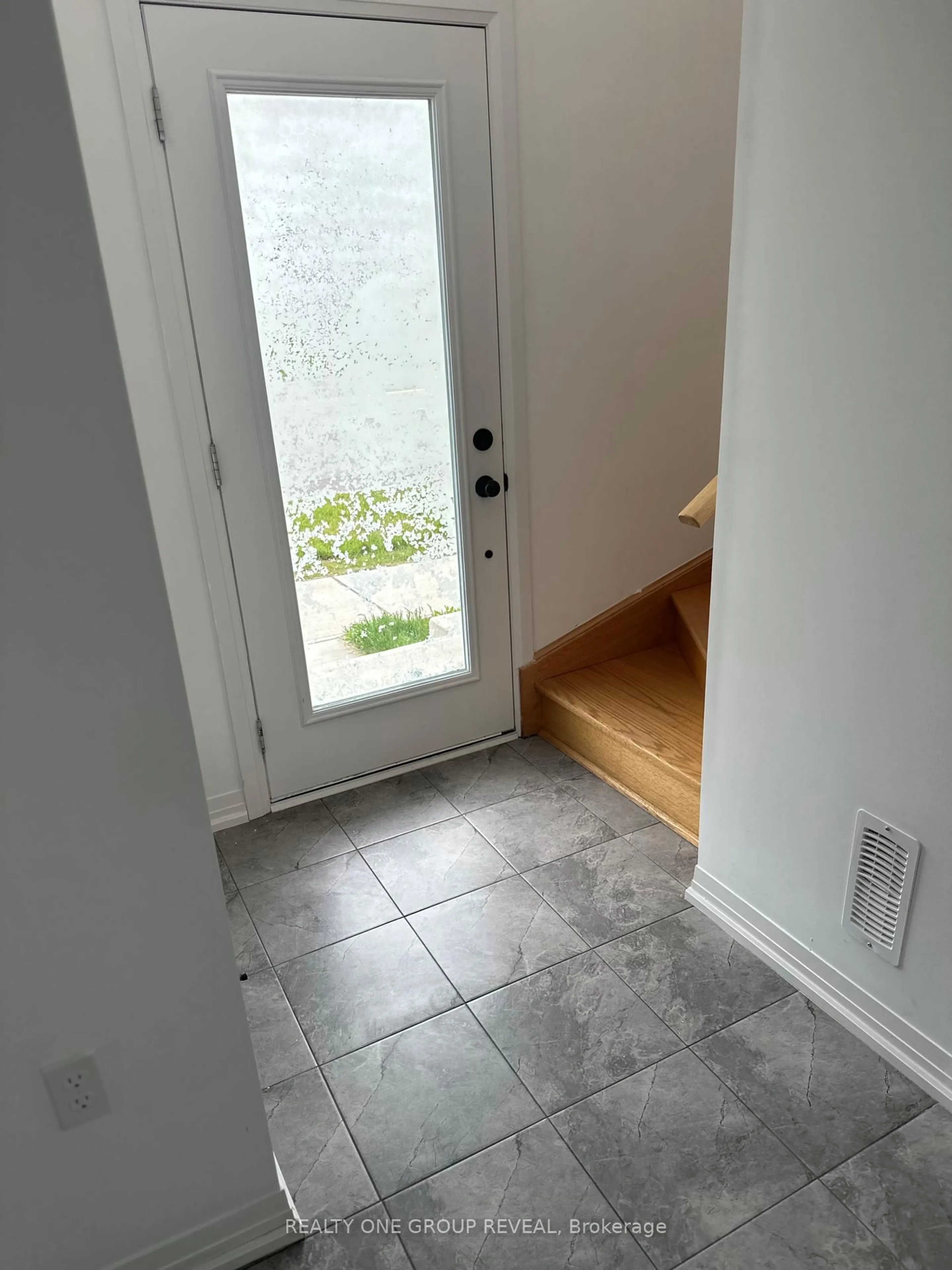 Indoor entryway for 67 Fairlane Ave, Barrie Ontario L9J 0N1
