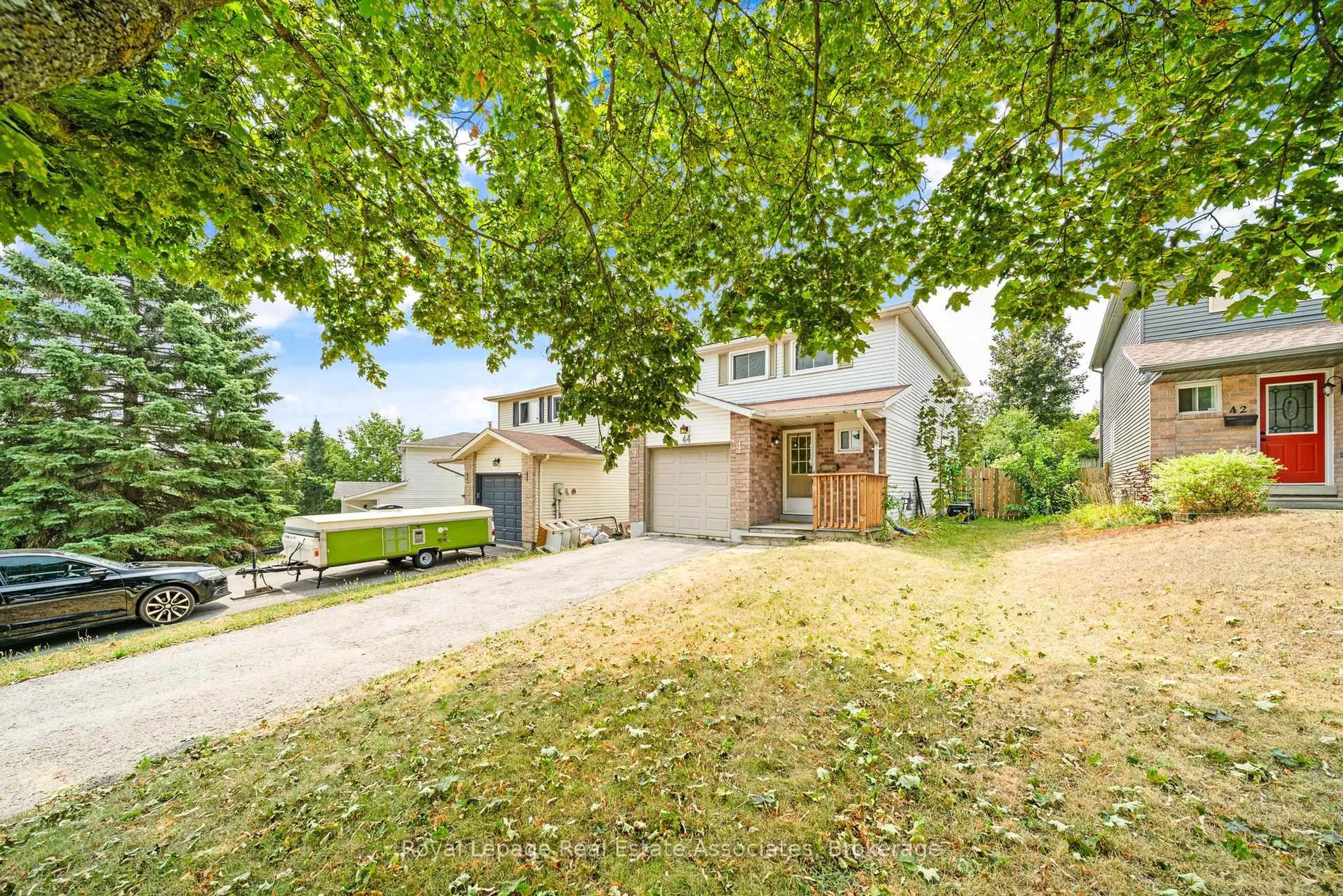 A pic from outside/outdoor area/front of a property/back of a property/a pic from drone, street for 44 Hemingway Cres, Barrie Ontario L4N 5G1