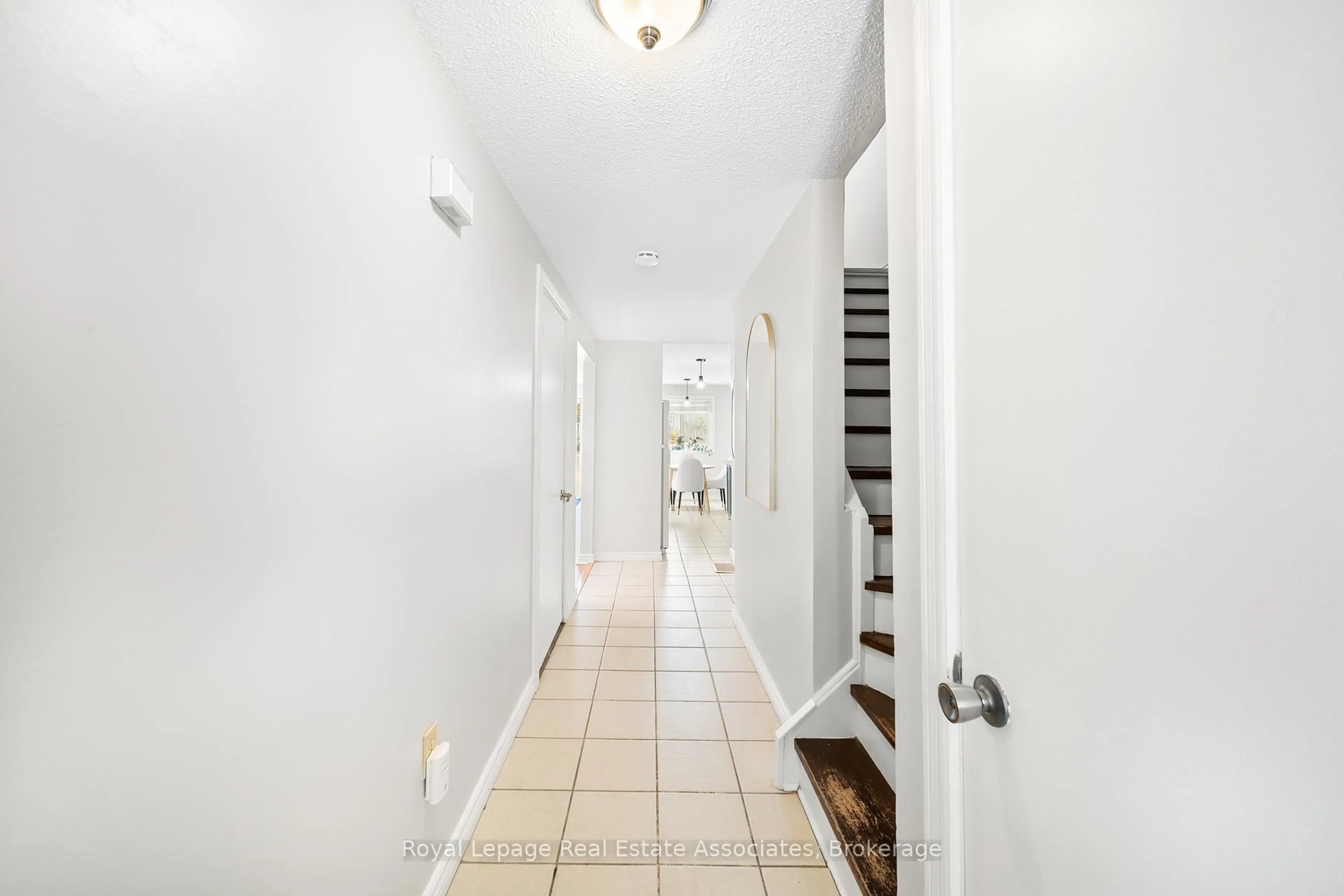 Indoor entryway for 44 Hemingway Cres, Barrie Ontario L4N 5G1