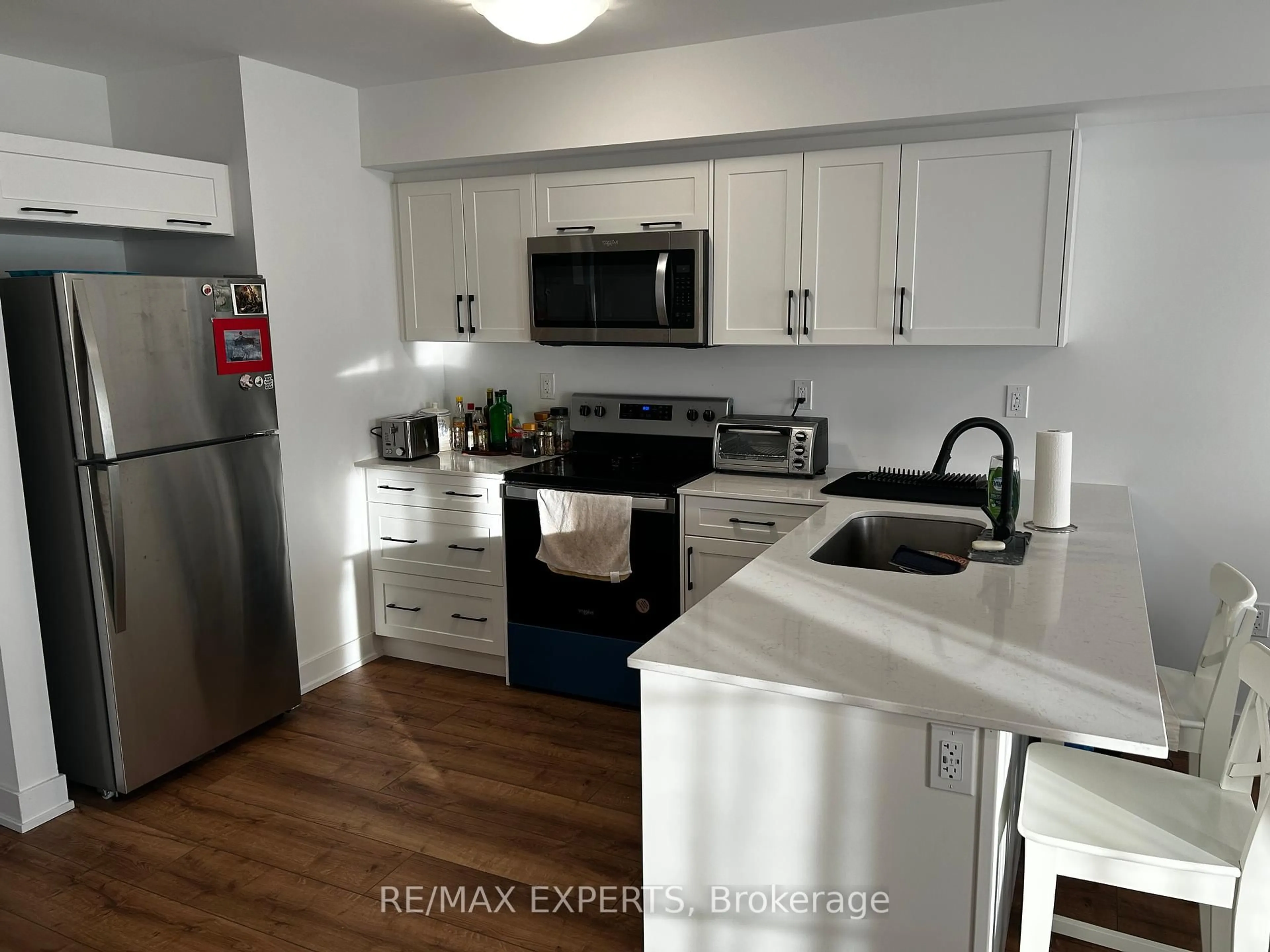Standard kitchen, unknown for 32 Wagon Lane #30, Barrie Ontario L9J 0C2