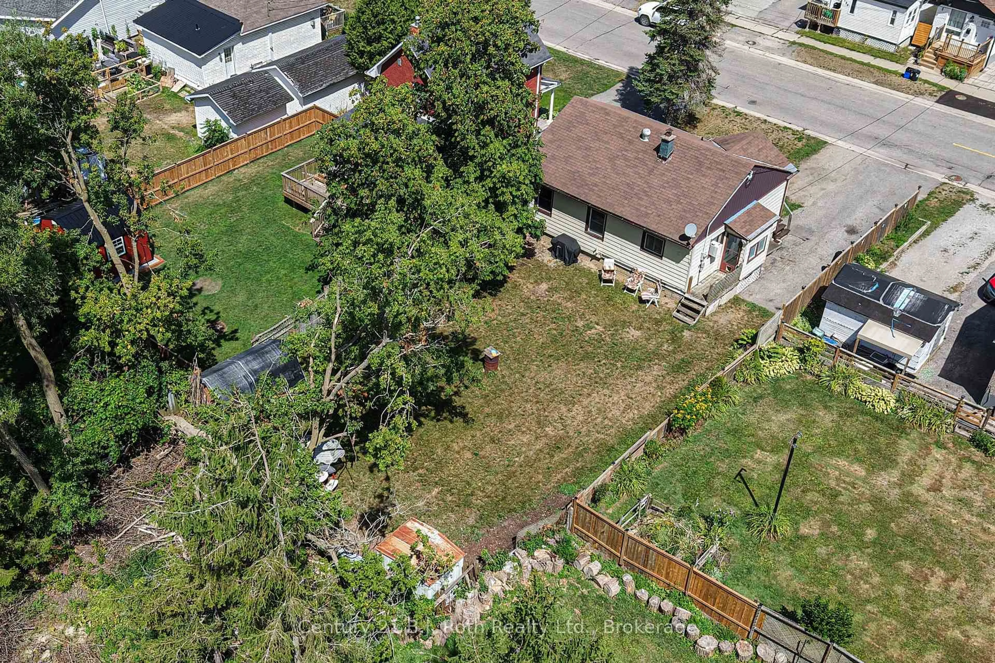 A pic from outside/outdoor area/front of a property/back of a property/a pic from drone, street for 155 Dunedin St, Orillia Ontario L3V 5T9