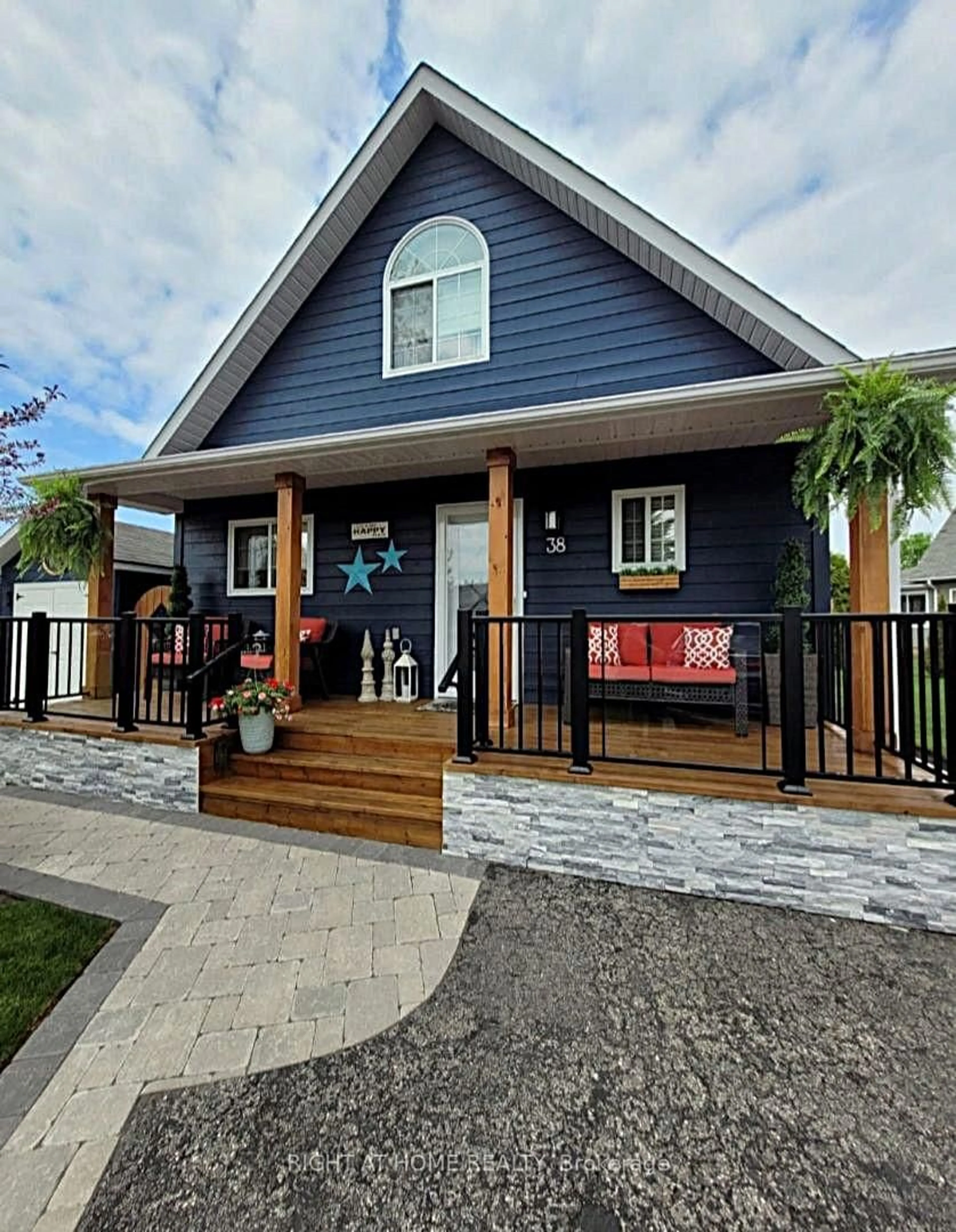 Home with vinyl exterior material, street for 38 MADAWASKA Tr, Wasaga Beach Ontario L9Z 1X7