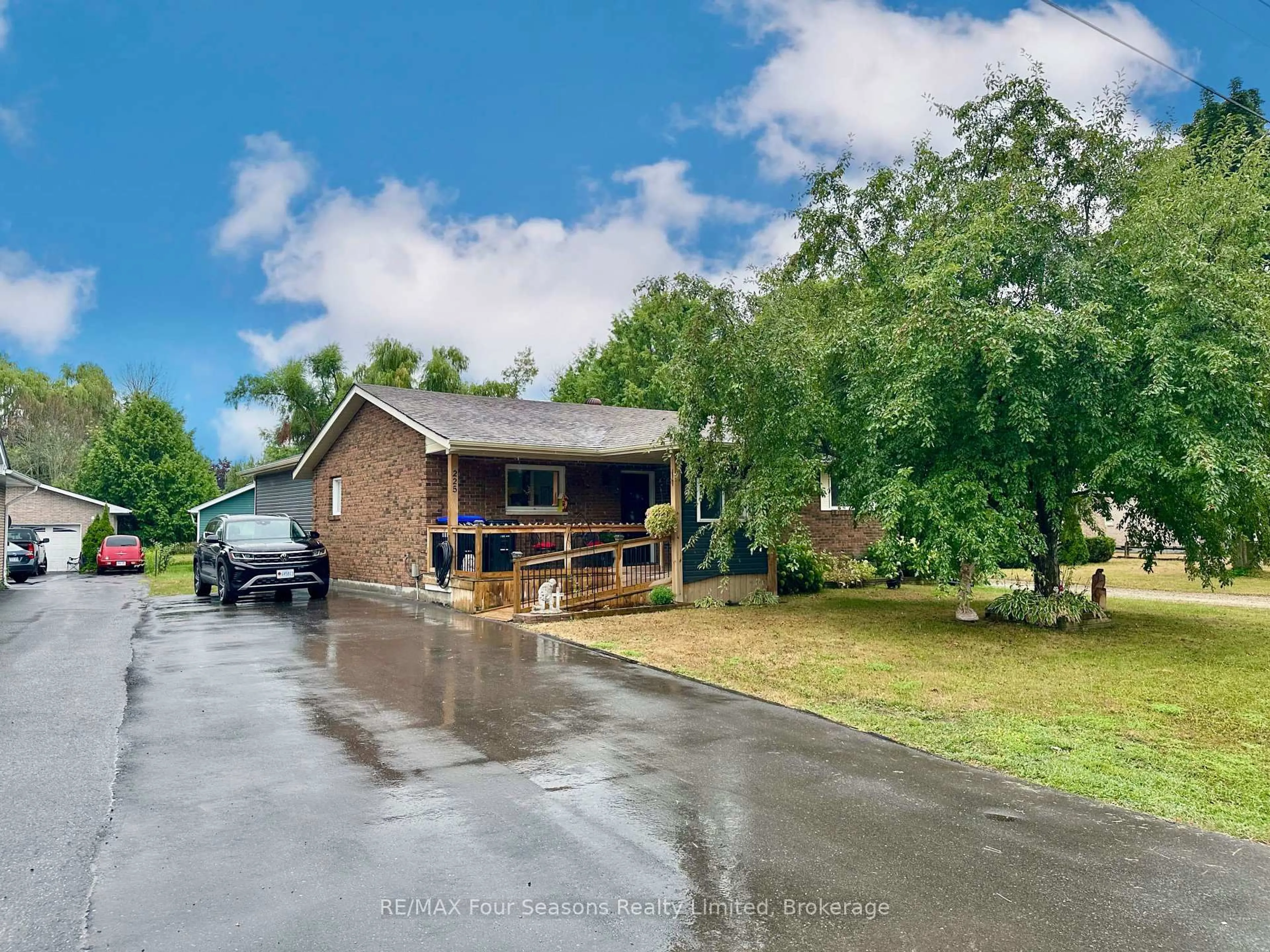 A pic from outside/outdoor area/front of a property/back of a property/a pic from drone, street for 225 CHRISTOPHER St, Clearview Ontario L0M 1S0