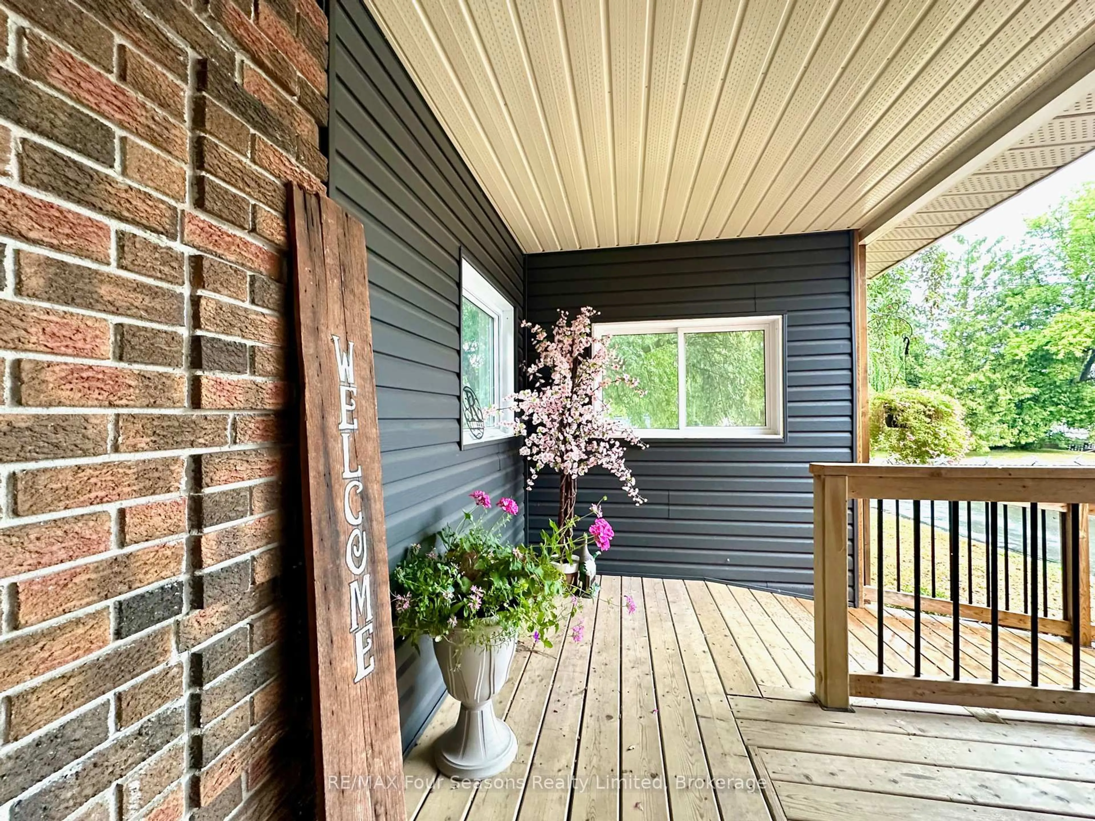 Indoor entryway for 225 CHRISTOPHER St, Clearview Ontario L0M 1S0